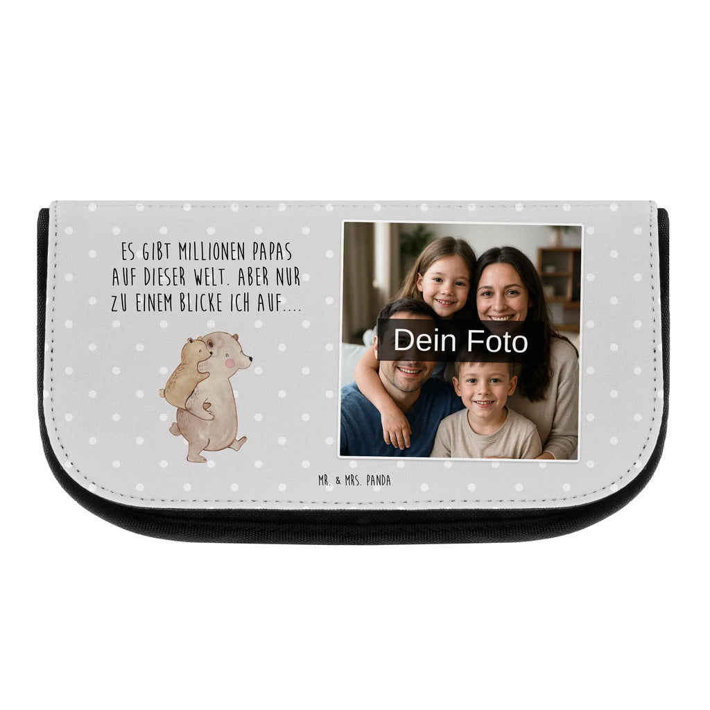 Personalisierte Foto Kosmetiktasche Papa Bär Schminktasche Mit Familienfoto, Vintage Schminktasche Mit Foto, Kosmetiktasche Mit Wunschfoto, Personalisierte Make-Up Tasche Mit Bild, Kosmetiktasche Mit Eigenem Bild, Schminktasche Bunt Mit Bild, Kosmetiktasche Aus Leder Mit Bild, Kosmetiktasche Modern Mit Wunschfoto, Kosmetiktasche Selbst Gestalten Mit Foto, Schminktasche Nachhaltig Mit Foto, Kulturbeutel Mit Bild, Schminktasche Mit Haustierfoto, Reise-Kosmetiktasche Mit Wunschbild, Beautybag Mit Foto, Kosmetiktasche Mit Foto Und Wunschtext, Schminktasche Geschenk Mit Bild, Große Schminktasche Mit Foto, Schminktasche Für Mädchen Mit Foto, Kosmetiktasche Mit Foto, Necessaire Mit Foto, Schminktasche Mit Foto, Kosmetiktasche Für Kinder Mit Foto, Kosmetiktasche Mit Foto Und Namen, Schminkbeutel Für Jungen Mit Bild, Kosmetiktasche Aus Stoff Mit Foto, Schminktasche Mit Urlaubsfoto, Schminkbeutel Mit Foto, Schminktäschchen Mit Wunschfoto, Kleine Kosmetiktasche Mit Foto, Kosmetiktasche Für Herren Mit Wunschfoto, Kosmetiktasche Bedruckt Mit Foto, Personalisierte Kosmetiktasche Mit Foto, Make-Up Tasche Mit Bild, Kosmetiktasche Für Damen Mit Foto, Familie, Vatertag, Muttertag, Bruder, Schwester, Mama, Papa, Oma, Opa, Geburtstag, Papi, Vater, Onkel, Geschenk, Vati