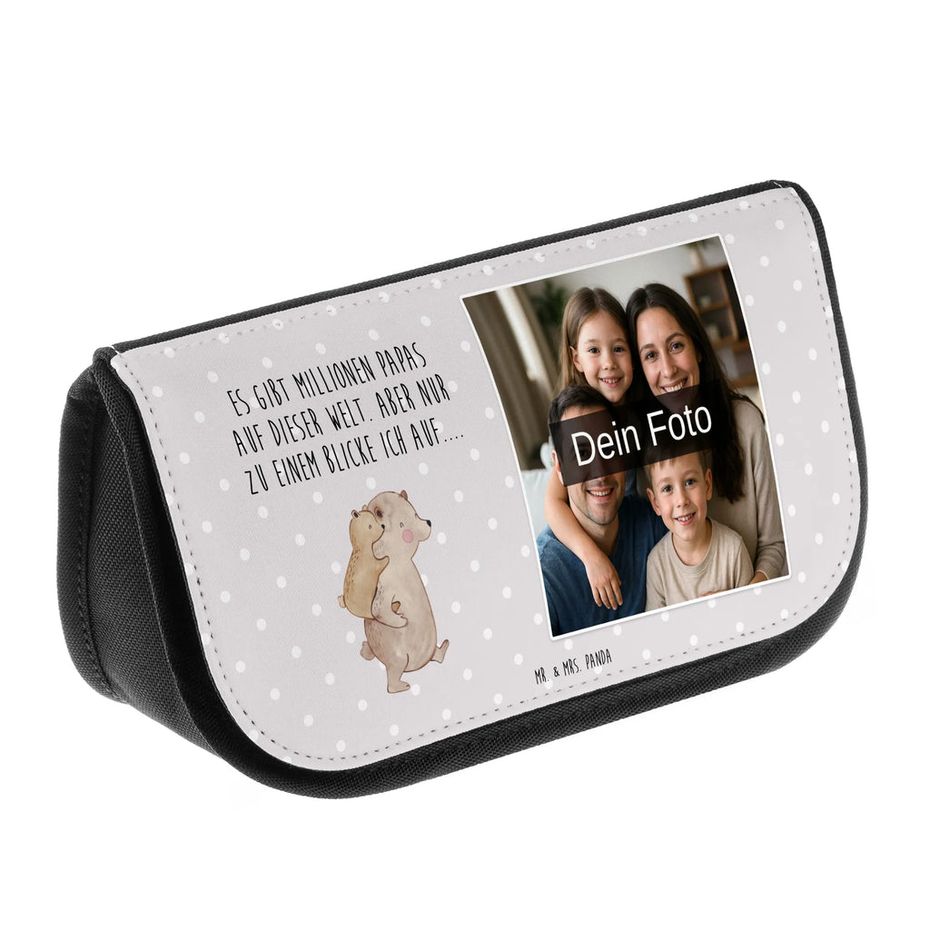Personalisierte Foto Kosmetiktasche Papa Bär Schminktasche Mit Familienfoto, Vintage Schminktasche Mit Foto, Kosmetiktasche Mit Wunschfoto, Personalisierte Make-Up Tasche Mit Bild, Kosmetiktasche Mit Eigenem Bild, Schminktasche Bunt Mit Bild, Kosmetiktasche Aus Leder Mit Bild, Kosmetiktasche Modern Mit Wunschfoto, Kosmetiktasche Selbst Gestalten Mit Foto, Schminktasche Nachhaltig Mit Foto, Kulturbeutel Mit Bild, Schminktasche Mit Haustierfoto, Reise-Kosmetiktasche Mit Wunschbild, Beautybag Mit Foto, Kosmetiktasche Mit Foto Und Wunschtext, Schminktasche Geschenk Mit Bild, Große Schminktasche Mit Foto, Schminktasche Für Mädchen Mit Foto, Kosmetiktasche Mit Foto, Necessaire Mit Foto, Schminktasche Mit Foto, Kosmetiktasche Für Kinder Mit Foto, Kosmetiktasche Mit Foto Und Namen, Schminkbeutel Für Jungen Mit Bild, Kosmetiktasche Aus Stoff Mit Foto, Schminktasche Mit Urlaubsfoto, Schminkbeutel Mit Foto, Schminktäschchen Mit Wunschfoto, Kleine Kosmetiktasche Mit Foto, Kosmetiktasche Für Herren Mit Wunschfoto, Kosmetiktasche Bedruckt Mit Foto, Personalisierte Kosmetiktasche Mit Foto, Make-Up Tasche Mit Bild, Kosmetiktasche Für Damen Mit Foto, Familie, Vatertag, Muttertag, Bruder, Schwester, Mama, Papa, Oma, Opa, Geburtstag, Papi, Vater, Onkel, Geschenk, Vati