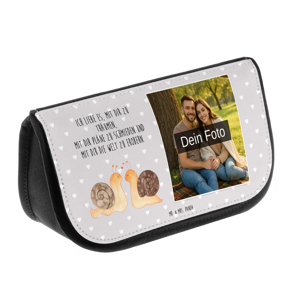 Personalisierte Foto Kosmetiktasche Schnecken Liebe Schminktasche Geschenk Mit Bild, Make-Up Tasche Mit Bild, Beautybag Mit Foto, Schminkbeutel Mit Foto, Kosmetiktasche Aus Leder Mit Bild, Kosmetiktasche Mit Foto Und Namen, Kosmetiktasche Mit Wunschfoto, Kulturbeutel Mit Bild, Schminktasche Für Mädchen Mit Foto, Schminktasche Nachhaltig Mit Foto, Kosmetiktasche Für Kinder Mit Foto, Schminktasche Mit Haustierfoto, Kosmetiktasche Selbst Gestalten Mit Foto, Kosmetiktasche Aus Stoff Mit Foto, Schminktasche Mit Foto, Schminktasche Bunt Mit Bild, Kosmetiktasche Für Herren Mit Wunschfoto, Kosmetiktasche Für Damen Mit Foto, Schminktäschchen Mit Wunschfoto, Kosmetiktasche Mit Foto, Kosmetiktasche Mit Eigenem Bild, Vintage Schminktasche Mit Foto, Personalisierte Make-Up Tasche Mit Bild, Necessaire Mit Foto, Kosmetiktasche Bedruckt Mit Foto, Kosmetiktasche Mit Foto Und Wunschtext, Große Schminktasche Mit Foto, Kleine Kosmetiktasche Mit Foto, Schminktasche Mit Urlaubsfoto, Schminktasche Mit Familienfoto, Personalisierte Kosmetiktasche Mit Foto, Reise-Kosmetiktasche Mit Wunschbild, Kosmetiktasche Modern Mit Wunschfoto, Schminkbeutel Für Jungen Mit Bild, Liebe, Partner, Freund, Freundin, Ehemann, Ehefrau, Heiraten, Verlobung, Heiratsantrag, Liebesgeschenk, Jahrestag, Hocheitstag