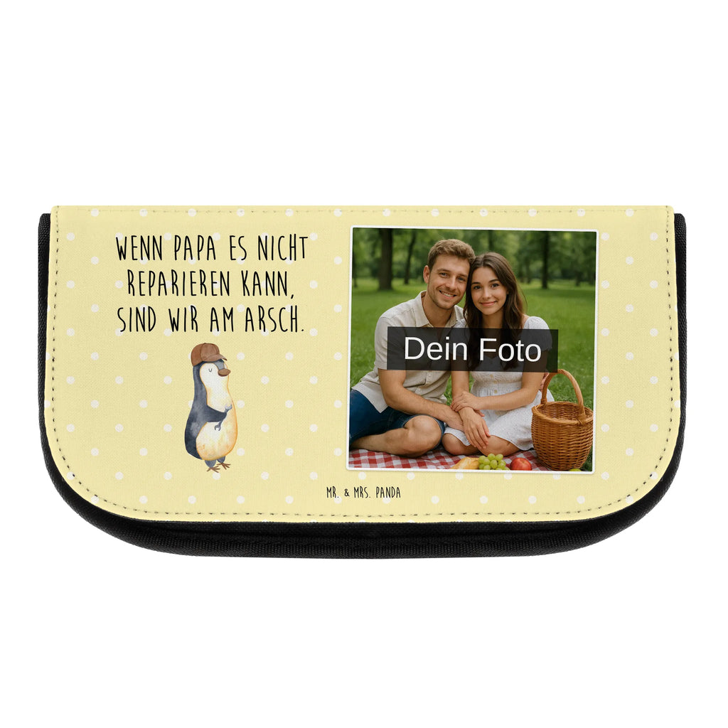 Personalisierte Foto Kosmetiktasche Wenn Papa es nicht reparieren kann, sind wir am Arsch Große Schminktasche Mit Foto, Schminktasche Mit Familienfoto, Vintage Schminktasche Mit Foto, Kosmetiktasche Aus Stoff Mit Foto, Reise-Kosmetiktasche Mit Wunschbild, Schminktäschchen Mit Wunschfoto, Kosmetiktasche Mit Foto Und Wunschtext, Kosmetiktasche Aus Leder Mit Bild, Kosmetiktasche Modern Mit Wunschfoto, Schminktasche Bunt Mit Bild, Schminktasche Nachhaltig Mit Foto, Schminkbeutel Für Jungen Mit Bild, Schminktasche Mit Urlaubsfoto, Kosmetiktasche Mit Foto Und Namen, Kulturbeutel Mit Bild, Make-Up Tasche Mit Bild, Necessaire Mit Foto, Kleine Kosmetiktasche Mit Foto, Kosmetiktasche Selbst Gestalten Mit Foto, Kosmetiktasche Mit Foto, Schminktasche Mit Foto, Kosmetiktasche Mit Eigenem Bild, Personalisierte Kosmetiktasche Mit Foto, Schminkbeutel Mit Foto, Kosmetiktasche Für Herren Mit Wunschfoto, Schminktasche Für Mädchen Mit Foto, Kosmetiktasche Für Kinder Mit Foto, Kosmetiktasche Bedruckt Mit Foto, Beautybag Mit Foto, Kosmetiktasche Mit Wunschfoto, Kosmetiktasche Für Damen Mit Foto, Personalisierte Make-Up Tasche Mit Bild, Schminktasche Mit Haustierfoto, Schminktasche Geschenk Mit Bild, Familie, Vatertag, Muttertag, Bruder, Schwester, Mama, Papa, Oma, Opa, Bester Papa der Welt, Vater, Geschenk Papa