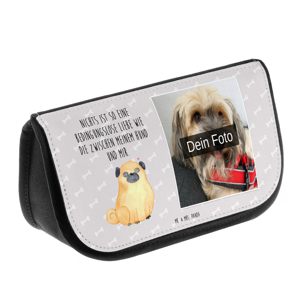 Personalisierte Foto Kosmetiktasche Mops Kosmetiktasche Aus Leder Mit Bild, Schminkbeutel Für Jungen Mit Bild, Personalisierte Kosmetiktasche Mit Foto, Kosmetiktasche Mit Wunschfoto, Kosmetiktasche Modern Mit Wunschfoto, Kosmetiktasche Mit Foto Und Wunschtext, Schminktasche Mit Foto, Kosmetiktasche Mit Eigenem Bild, Schminktasche Geschenk Mit Bild, Schminktasche Mit Urlaubsfoto, Schminktasche Nachhaltig Mit Foto, Schminktasche Mit Haustierfoto, Kosmetiktasche Für Kinder Mit Foto, Kosmetiktasche Mit Foto Und Namen, Schminkbeutel Mit Foto, Kosmetiktasche Bedruckt Mit Foto, Personalisierte Make-Up Tasche Mit Bild, Kosmetiktasche Für Herren Mit Wunschfoto, Kosmetiktasche Für Damen Mit Foto, Kulturbeutel Mit Bild, Große Schminktasche Mit Foto, Necessaire Mit Foto, Reise-Kosmetiktasche Mit Wunschbild, Schminktäschchen Mit Wunschfoto, Kleine Kosmetiktasche Mit Foto, Schminktasche Mit Familienfoto, Beautybag Mit Foto, Make-Up Tasche Mit Bild, Kosmetiktasche Selbst Gestalten Mit Foto, Kosmetiktasche Aus Stoff Mit Foto, Vintage Schminktasche Mit Foto, Kosmetiktasche Mit Foto, Schminktasche Bunt Mit Bild, Schminktasche Für Mädchen Mit Foto, Hund, Hundemotiv, Haustier, Hunderasse, Tierliebhaber, Hundebesitzer, Sprüche, Mops, Hundeliebe, Liebe