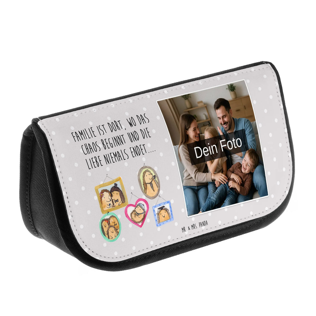Personalisierte Foto Kosmetiktasche Igel Familie Kosmetiktasche Modern Mit Wunschfoto, Kosmetiktasche Mit Foto Und Wunschtext, Schminktasche Für Mädchen Mit Foto, Personalisierte Make-Up Tasche Mit Bild, Kosmetiktasche Für Kinder Mit Foto, Kosmetiktasche Mit Wunschfoto, Schminkbeutel Für Jungen Mit Bild, Vintage Schminktasche Mit Foto, Kosmetiktasche Aus Leder Mit Bild, Schminktasche Geschenk Mit Bild, Kosmetiktasche Mit Eigenem Bild, Schminktäschchen Mit Wunschfoto, Kosmetiktasche Bedruckt Mit Foto, Kosmetiktasche Für Damen Mit Foto, Kleine Kosmetiktasche Mit Foto, Beautybag Mit Foto, Große Schminktasche Mit Foto, Schminkbeutel Mit Foto, Schminktasche Nachhaltig Mit Foto, Kosmetiktasche Mit Foto Und Namen, Kosmetiktasche Selbst Gestalten Mit Foto, Necessaire Mit Foto, Schminktasche Mit Foto, Kosmetiktasche Für Herren Mit Wunschfoto, Kosmetiktasche Aus Stoff Mit Foto, Schminktasche Bunt Mit Bild, Schminktasche Mit Haustierfoto, Personalisierte Kosmetiktasche Mit Foto, Make-Up Tasche Mit Bild, Kulturbeutel Mit Bild, Schminktasche Mit Familienfoto, Kosmetiktasche Mit Foto, Reise-Kosmetiktasche Mit Wunschbild, Schminktasche Mit Urlaubsfoto, Bruder, Schwester, Mama, Familie, Opa, Vatertag, Oma, Papa, Muttertag, Bilder, Liebe, Zusammenhalt, Glück, Igel