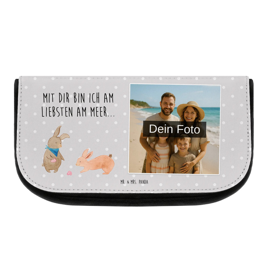 Personalisierte Foto Kosmetiktasche Hasen Muschel Schminkbeutel Mit Foto, Necessaire Mit Foto, Make-Up Tasche Mit Bild, Schminktasche Geschenk Mit Bild, Personalisierte Make-Up Tasche Mit Bild, Kosmetiktasche Mit Foto Und Namen, Kosmetiktasche Aus Leder Mit Bild, Kosmetiktasche Mit Foto Und Wunschtext, Schminktasche Mit Haustierfoto, Schminktasche Mit Foto, Beautybag Mit Foto, Kosmetiktasche Für Herren Mit Wunschfoto, Kosmetiktasche Bedruckt Mit Foto, Kosmetiktasche Mit Wunschfoto, Kosmetiktasche Mit Foto, Kosmetiktasche Für Kinder Mit Foto, Schminktasche Für Mädchen Mit Foto, Kulturbeutel Mit Bild, Kosmetiktasche Selbst Gestalten Mit Foto, Große Schminktasche Mit Foto, Kleine Kosmetiktasche Mit Foto, Kosmetiktasche Mit Eigenem Bild, Personalisierte Kosmetiktasche Mit Foto, Schminkbeutel Für Jungen Mit Bild, Kosmetiktasche Aus Stoff Mit Foto, Reise-Kosmetiktasche Mit Wunschbild, Kosmetiktasche Modern Mit Wunschfoto, Kosmetiktasche Für Damen Mit Foto, Schminktäschchen Mit Wunschfoto, Schminktasche Nachhaltig Mit Foto, Schminktasche Mit Urlaubsfoto, Vintage Schminktasche Mit Foto, Schminktasche Bunt Mit Bild, Schminktasche Mit Familienfoto, Familie, Vatertag, Muttertag, Bruder, Schwester, Mama, Papa, Oma, Opa, Hasen, BFF, Meer, beste Freundin, Freundin, Freundinnen, Muscheln sammeln, Muscheln, best friends