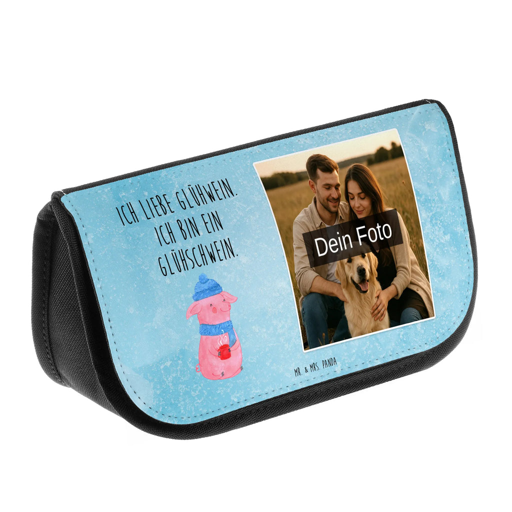 Personalisierte Foto Kosmetiktasche Schwein Glühwein Große Schminktasche Mit Foto, Schminktasche Mit Foto, Kosmetiktasche Bedruckt Mit Foto, Kleine Kosmetiktasche Mit Foto, Kosmetiktasche Für Kinder Mit Foto, Vintage Schminktasche Mit Foto, Schminkbeutel Mit Foto, Schminktasche Mit Urlaubsfoto, Schminktäschchen Mit Wunschfoto, Kosmetiktasche Mit Foto Und Namen, Kosmetiktasche Mit Eigenem Bild, Kosmetiktasche Aus Leder Mit Bild, Kosmetiktasche Modern Mit Wunschfoto, Beautybag Mit Foto, Personalisierte Make-Up Tasche Mit Bild, Kosmetiktasche Für Damen Mit Foto, Kosmetiktasche Für Herren Mit Wunschfoto, Personalisierte Kosmetiktasche Mit Foto, Schminktasche Für Mädchen Mit Foto, Kosmetiktasche Selbst Gestalten Mit Foto, Schminkbeutel Für Jungen Mit Bild, Kosmetiktasche Mit Foto Und Wunschtext, Reise-Kosmetiktasche Mit Wunschbild, Kosmetiktasche Mit Wunschfoto, Kulturbeutel Mit Bild, Schminktasche Mit Haustierfoto, Kosmetiktasche Aus Stoff Mit Foto, Schminktasche Bunt Mit Bild, Make-Up Tasche Mit Bild, Schminktasche Nachhaltig Mit Foto, Schminktasche Mit Familienfoto, Kosmetiktasche Mit Foto, Necessaire Mit Foto, Schminktasche Geschenk Mit Bild, Winter, Weihnachten, Weihnachtsdeko, Nikolaus, Advent, Heiligabend, Wintermotiv, Glühwein, Punsch, Glühschwein, Weihnachtsmarkt