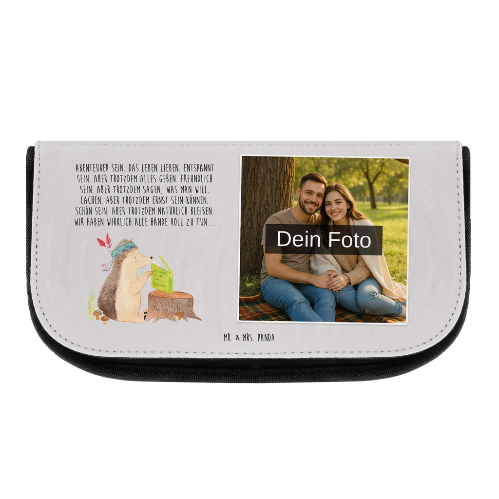Personalisierte Foto Kosmetiktasche Igel Federschmuck Kosmetiktasche Aus Stoff Mit Foto, Schminktäschchen Mit Wunschfoto, Kosmetiktasche Für Kinder Mit Foto, Schminktasche Geschenk Mit Bild, Kosmetiktasche Für Damen Mit Foto, Schminktasche Für Mädchen Mit Foto, Beautybag Mit Foto, Kosmetiktasche Mit Foto Und Wunschtext, Schminktasche Nachhaltig Mit Foto, Kleine Kosmetiktasche Mit Foto, Personalisierte Make-Up Tasche Mit Bild, Kosmetiktasche Mit Foto, Schminkbeutel Für Jungen Mit Bild, Vintage Schminktasche Mit Foto, Kulturbeutel Mit Bild, Kosmetiktasche Für Herren Mit Wunschfoto, Schminktasche Mit Foto, Kosmetiktasche Modern Mit Wunschfoto, Kosmetiktasche Mit Foto Und Namen, Personalisierte Kosmetiktasche Mit Foto, Kosmetiktasche Bedruckt Mit Foto, Schminktasche Bunt Mit Bild, Schminktasche Mit Familienfoto, Reise-Kosmetiktasche Mit Wunschbild, Make-Up Tasche Mit Bild, Schminkbeutel Mit Foto, Kosmetiktasche Selbst Gestalten Mit Foto, Kosmetiktasche Mit Eigenem Bild, Große Schminktasche Mit Foto, Kosmetiktasche Mit Wunschfoto, Schminktasche Mit Urlaubsfoto, Schminktasche Mit Haustierfoto, Kosmetiktasche Aus Leder Mit Bild, Necessaire Mit Foto, Waldtiere, Tiere, Igel, Abenteuer, Camping, Lagerfeuer, Indianer