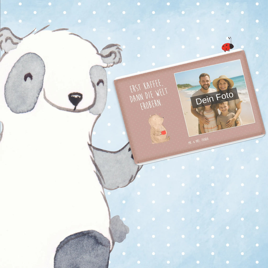 Personalisiertes Foto Blechschild Bär Kaffee Design Blechschild Mit Bild, Blechschild Küche Mit Foto, Blechschild Mit Fotodruck, Blechschild Für Männer Mit Foto, Blechschild Wohnzimmer Mit Bild, Wandschild Mit Foto, Blechschild Als Geschenk Mit Bild, Türschild Mit Bild, Blechschild Für Garten Mit Foto, Blechschild Für Frauen Mit Bild, Blechschild Für Freunde Mit Wunschfoto, Dekoschild Metall Mit Foto, Metallschild Mit Foto, Blechschild Mit Eigenem Bild, Lustiges Blechschild Mit Foto, Metallschild Mit Wunschfoto, Nostalgieschild Mit Foto, Vintage Blechschild Mit Wunschfoto, Foto-Blechschild Für Zuhause, Blechschild Für Balkon Mit Wunschbild, Blechschild Handgemacht Mit Foto, Blechschild Mit Wunschfoto, Blechschild Zum Aufhängen Mit Foto, Blechschild Zum Hinstellen Mit Bild, Personalisierte Wanddeko Aus Metall Mit Foto, Blechschild Mit Foto, Retro Blechschild Mit Bild, Blechschild Mit Bild Und Namen, Spruchschild Mit Foto, Personalisierbares Blechschild Mit Foto, Bär, Teddy, Teddybär, Bären, Morgenroutine, Welt retten, guten Morgen, Motivation, Coffee, Welt erobern, Kaffee