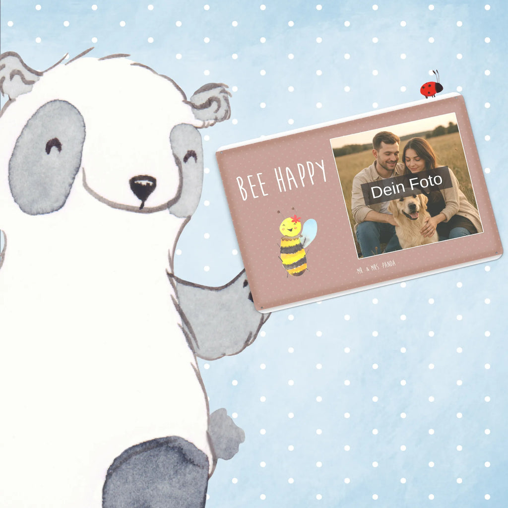 Personalisiertes Foto Blechschild Biene Happy Blechschild Wohnzimmer Mit Bild, Dekoschild Metall Mit Foto, Blechschild Mit Fotodruck, Blechschild Für Garten Mit Foto, Blechschild Zum Hinstellen Mit Bild, Lustiges Blechschild Mit Foto, Blechschild Handgemacht Mit Foto, Foto-Blechschild Für Zuhause, Retro Blechschild Mit Bild, Blechschild Küche Mit Foto, Wandschild Mit Foto, Blechschild Für Balkon Mit Wunschbild, Design Blechschild Mit Bild, Blechschild Mit Bild Und Namen, Blechschild Für Männer Mit Foto, Blechschild Mit Wunschfoto, Metallschild Mit Foto, Nostalgieschild Mit Foto, Blechschild Mit Eigenem Bild, Blechschild Für Frauen Mit Bild, Personalisierbares Blechschild Mit Foto, Personalisierte Wanddeko Aus Metall Mit Foto, Blechschild Zum Aufhängen Mit Foto, Vintage Blechschild Mit Wunschfoto, Metallschild Mit Wunschfoto, Blechschild Als Geschenk Mit Bild, Blechschild Für Freunde Mit Wunschfoto, Türschild Mit Bild, Blechschild Mit Foto, Spruchschild Mit Foto, Hummel, Wespe, Biene