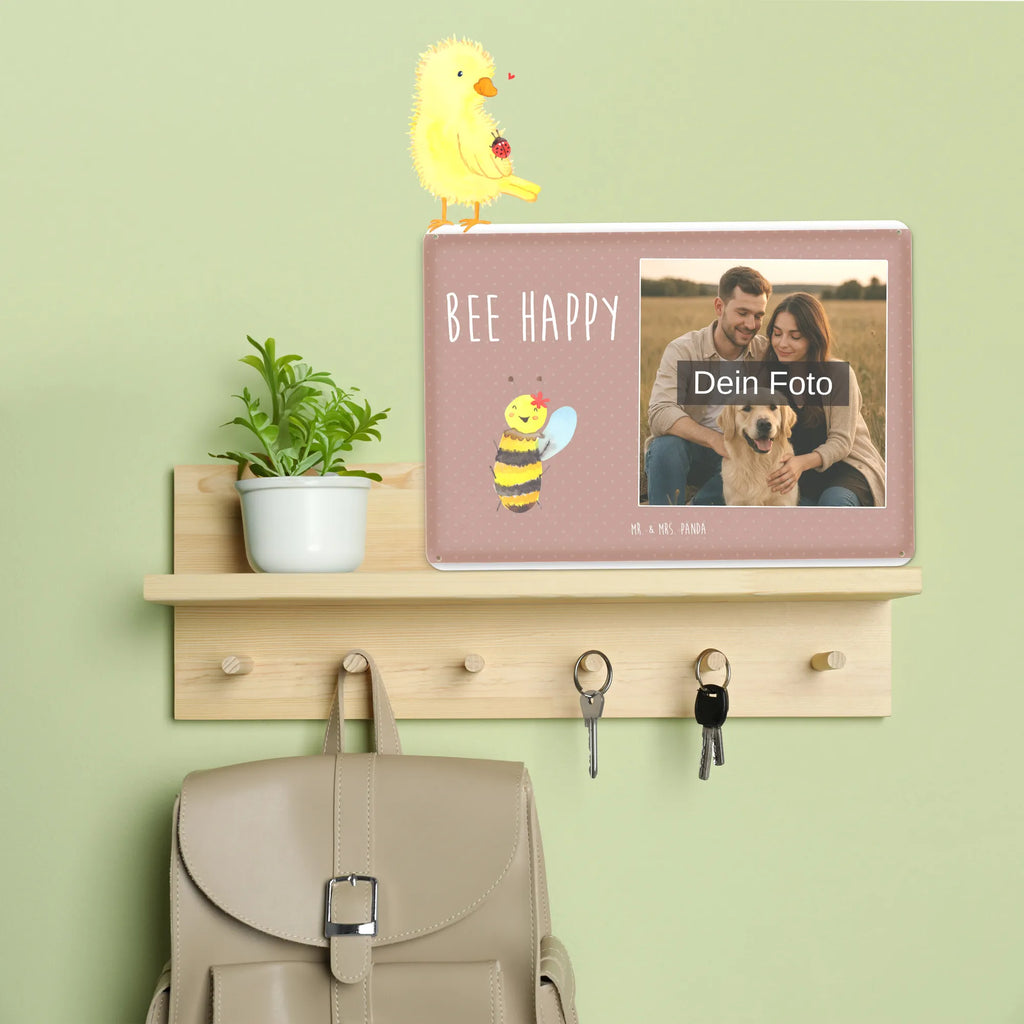 Personalisiertes Foto Blechschild Biene Happy Blechschild Wohnzimmer Mit Bild, Dekoschild Metall Mit Foto, Blechschild Mit Fotodruck, Blechschild Für Garten Mit Foto, Blechschild Zum Hinstellen Mit Bild, Lustiges Blechschild Mit Foto, Blechschild Handgemacht Mit Foto, Foto-Blechschild Für Zuhause, Retro Blechschild Mit Bild, Blechschild Küche Mit Foto, Wandschild Mit Foto, Blechschild Für Balkon Mit Wunschbild, Design Blechschild Mit Bild, Blechschild Mit Bild Und Namen, Blechschild Für Männer Mit Foto, Blechschild Mit Wunschfoto, Metallschild Mit Foto, Nostalgieschild Mit Foto, Blechschild Mit Eigenem Bild, Blechschild Für Frauen Mit Bild, Personalisierbares Blechschild Mit Foto, Personalisierte Wanddeko Aus Metall Mit Foto, Blechschild Zum Aufhängen Mit Foto, Vintage Blechschild Mit Wunschfoto, Metallschild Mit Wunschfoto, Blechschild Als Geschenk Mit Bild, Blechschild Für Freunde Mit Wunschfoto, Türschild Mit Bild, Blechschild Mit Foto, Spruchschild Mit Foto, Hummel, Wespe, Biene