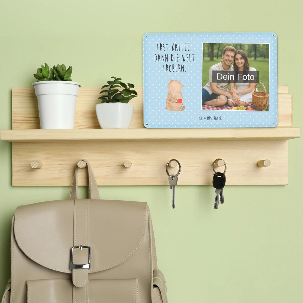 Personalisiertes Foto Blechschild Bär Kaffee Design Blechschild Mit Bild, Blechschild Küche Mit Foto, Blechschild Mit Fotodruck, Blechschild Für Männer Mit Foto, Blechschild Wohnzimmer Mit Bild, Wandschild Mit Foto, Blechschild Als Geschenk Mit Bild, Türschild Mit Bild, Blechschild Für Garten Mit Foto, Blechschild Für Frauen Mit Bild, Blechschild Für Freunde Mit Wunschfoto, Dekoschild Metall Mit Foto, Metallschild Mit Foto, Blechschild Mit Eigenem Bild, Lustiges Blechschild Mit Foto, Metallschild Mit Wunschfoto, Nostalgieschild Mit Foto, Vintage Blechschild Mit Wunschfoto, Foto-Blechschild Für Zuhause, Blechschild Für Balkon Mit Wunschbild, Blechschild Handgemacht Mit Foto, Blechschild Mit Wunschfoto, Blechschild Zum Aufhängen Mit Foto, Blechschild Zum Hinstellen Mit Bild, Personalisierte Wanddeko Aus Metall Mit Foto, Blechschild Mit Foto, Retro Blechschild Mit Bild, Blechschild Mit Bild Und Namen, Spruchschild Mit Foto, Personalisierbares Blechschild Mit Foto, Bär, Teddy, Teddybär, Bären, Morgenroutine, Welt retten, guten Morgen, Motivation, Coffee, Welt erobern, Kaffee