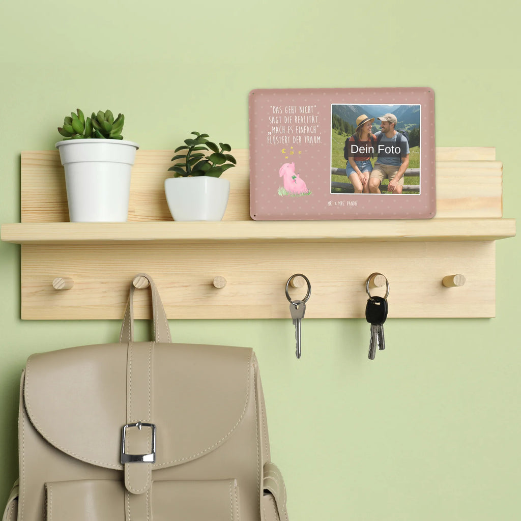 Personalisiertes Foto Blechschild Schwein Glück Blechschild Mit Wunschfoto, Blechschild Für Garten Mit Foto, Blechschild Handgemacht Mit Foto, Personalisierte Wanddeko Aus Metall Mit Foto, Blechschild Mit Foto, Blechschild Für Frauen Mit Bild, Vintage Blechschild Mit Wunschfoto, Nostalgieschild Mit Foto, Metallschild Mit Foto, Blechschild Für Freunde Mit Wunschfoto, Blechschild Mit Bild Und Namen, Metallschild Mit Wunschfoto, Blechschild Zum Hinstellen Mit Bild, Blechschild Küche Mit Foto, Blechschild Als Geschenk Mit Bild, Design Blechschild Mit Bild, Spruchschild Mit Foto, Türschild Mit Bild, Wandschild Mit Foto, Foto-Blechschild Für Zuhause, Personalisierbares Blechschild Mit Foto, Dekoschild Metall Mit Foto, Retro Blechschild Mit Bild, Blechschild Wohnzimmer Mit Bild, Blechschild Zum Aufhängen Mit Foto, Lustiges Blechschild Mit Foto, Blechschild Für Männer Mit Foto, Blechschild Für Balkon Mit Wunschbild, Blechschild Mit Fotodruck, Blechschild Mit Eigenem Bild, Tiermotive, Gute Laune, lustige Sprüche, Tiere, Motivation, Glücksbringer, Sterne, Schweinchen, Träume, Ziele, Sernchen, Schwein, Glücksschwein. Glück