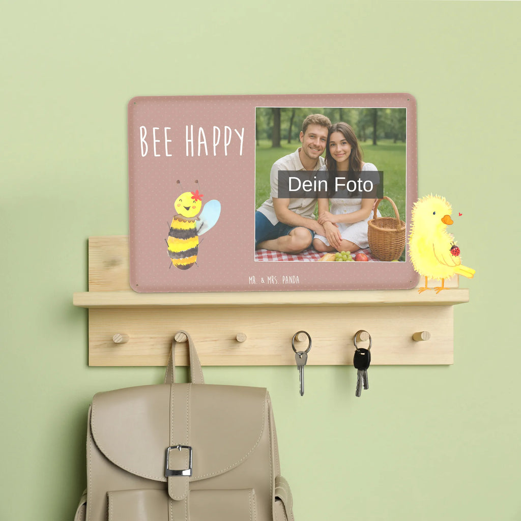 Personalisiertes Foto Blechschild Biene Happy Blechschild Wohnzimmer Mit Bild, Dekoschild Metall Mit Foto, Blechschild Mit Fotodruck, Blechschild Für Garten Mit Foto, Blechschild Zum Hinstellen Mit Bild, Lustiges Blechschild Mit Foto, Blechschild Handgemacht Mit Foto, Foto-Blechschild Für Zuhause, Retro Blechschild Mit Bild, Blechschild Küche Mit Foto, Wandschild Mit Foto, Blechschild Für Balkon Mit Wunschbild, Design Blechschild Mit Bild, Blechschild Mit Bild Und Namen, Blechschild Für Männer Mit Foto, Blechschild Mit Wunschfoto, Metallschild Mit Foto, Nostalgieschild Mit Foto, Blechschild Mit Eigenem Bild, Blechschild Für Frauen Mit Bild, Personalisierbares Blechschild Mit Foto, Personalisierte Wanddeko Aus Metall Mit Foto, Blechschild Zum Aufhängen Mit Foto, Vintage Blechschild Mit Wunschfoto, Metallschild Mit Wunschfoto, Blechschild Als Geschenk Mit Bild, Blechschild Für Freunde Mit Wunschfoto, Türschild Mit Bild, Blechschild Mit Foto, Spruchschild Mit Foto, Hummel, Wespe, Biene
