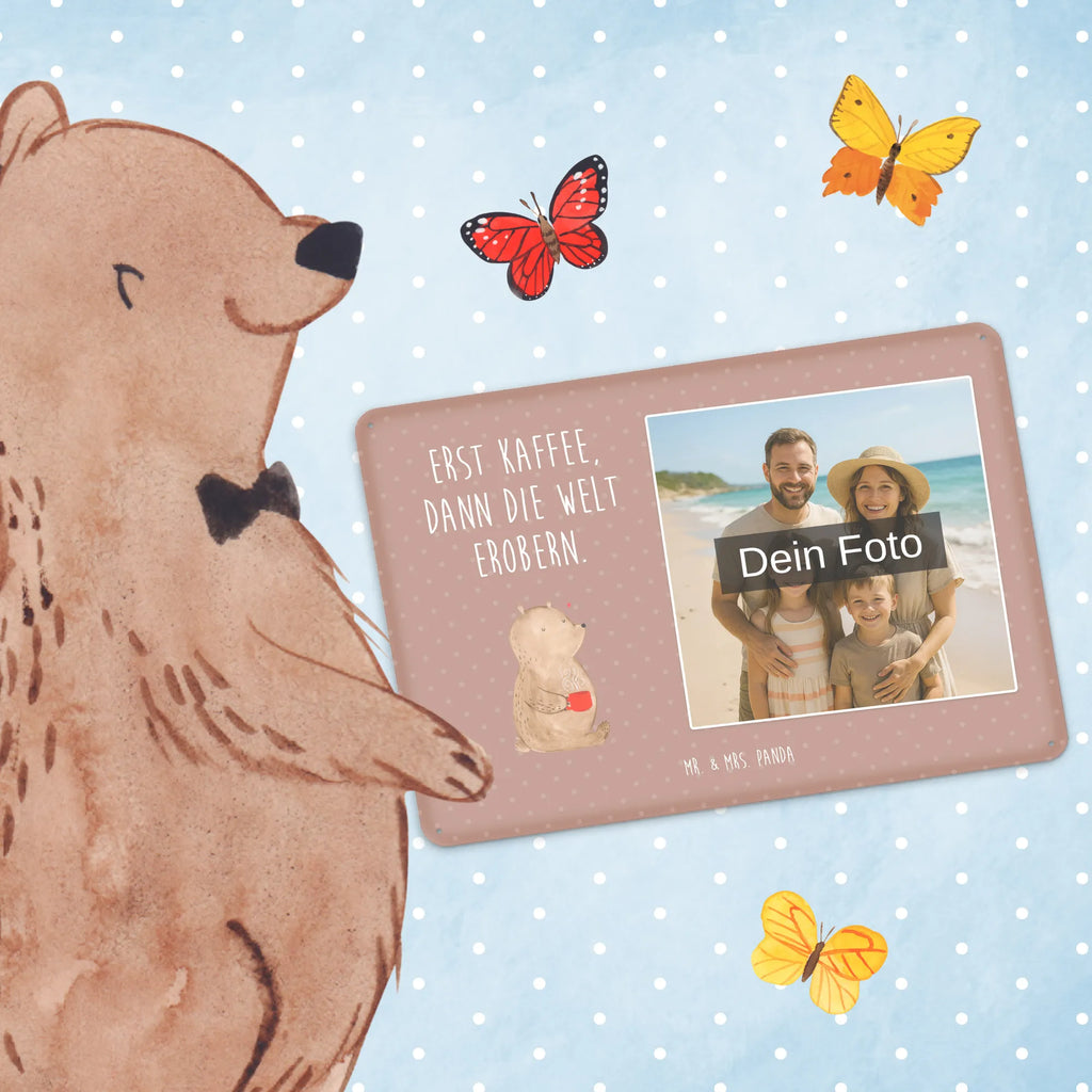 Personalisiertes Foto Blechschild Bär Kaffee Design Blechschild Mit Bild, Blechschild Küche Mit Foto, Blechschild Mit Fotodruck, Blechschild Für Männer Mit Foto, Blechschild Wohnzimmer Mit Bild, Wandschild Mit Foto, Blechschild Als Geschenk Mit Bild, Türschild Mit Bild, Blechschild Für Garten Mit Foto, Blechschild Für Frauen Mit Bild, Blechschild Für Freunde Mit Wunschfoto, Dekoschild Metall Mit Foto, Metallschild Mit Foto, Blechschild Mit Eigenem Bild, Lustiges Blechschild Mit Foto, Metallschild Mit Wunschfoto, Nostalgieschild Mit Foto, Vintage Blechschild Mit Wunschfoto, Foto-Blechschild Für Zuhause, Blechschild Für Balkon Mit Wunschbild, Blechschild Handgemacht Mit Foto, Blechschild Mit Wunschfoto, Blechschild Zum Aufhängen Mit Foto, Blechschild Zum Hinstellen Mit Bild, Personalisierte Wanddeko Aus Metall Mit Foto, Blechschild Mit Foto, Retro Blechschild Mit Bild, Blechschild Mit Bild Und Namen, Spruchschild Mit Foto, Personalisierbares Blechschild Mit Foto, Bär, Teddy, Teddybär, Bären, Morgenroutine, Welt retten, guten Morgen, Motivation, Coffee, Welt erobern, Kaffee