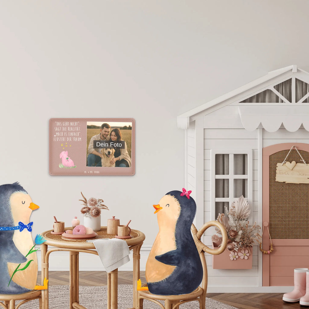 Personalisiertes Foto Blechschild Schwein Glück Blechschild Mit Wunschfoto, Blechschild Für Garten Mit Foto, Blechschild Handgemacht Mit Foto, Personalisierte Wanddeko Aus Metall Mit Foto, Blechschild Mit Foto, Blechschild Für Frauen Mit Bild, Vintage Blechschild Mit Wunschfoto, Nostalgieschild Mit Foto, Metallschild Mit Foto, Blechschild Für Freunde Mit Wunschfoto, Blechschild Mit Bild Und Namen, Metallschild Mit Wunschfoto, Blechschild Zum Hinstellen Mit Bild, Blechschild Küche Mit Foto, Blechschild Als Geschenk Mit Bild, Design Blechschild Mit Bild, Spruchschild Mit Foto, Türschild Mit Bild, Wandschild Mit Foto, Foto-Blechschild Für Zuhause, Personalisierbares Blechschild Mit Foto, Dekoschild Metall Mit Foto, Retro Blechschild Mit Bild, Blechschild Wohnzimmer Mit Bild, Blechschild Zum Aufhängen Mit Foto, Lustiges Blechschild Mit Foto, Blechschild Für Männer Mit Foto, Blechschild Für Balkon Mit Wunschbild, Blechschild Mit Fotodruck, Blechschild Mit Eigenem Bild, Tiermotive, Gute Laune, lustige Sprüche, Tiere, Motivation, Glücksbringer, Sterne, Schweinchen, Träume, Ziele, Sernchen, Schwein, Glücksschwein. Glück