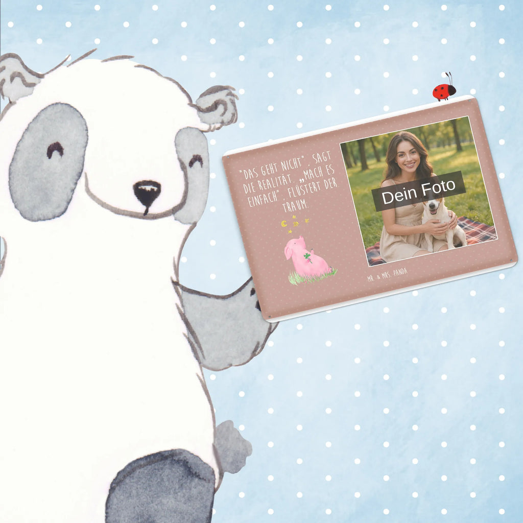 Personalisiertes Foto Blechschild Schwein Glück Blechschild Mit Wunschfoto, Blechschild Für Garten Mit Foto, Blechschild Handgemacht Mit Foto, Personalisierte Wanddeko Aus Metall Mit Foto, Blechschild Mit Foto, Blechschild Für Frauen Mit Bild, Vintage Blechschild Mit Wunschfoto, Nostalgieschild Mit Foto, Metallschild Mit Foto, Blechschild Für Freunde Mit Wunschfoto, Blechschild Mit Bild Und Namen, Metallschild Mit Wunschfoto, Blechschild Zum Hinstellen Mit Bild, Blechschild Küche Mit Foto, Blechschild Als Geschenk Mit Bild, Design Blechschild Mit Bild, Spruchschild Mit Foto, Türschild Mit Bild, Wandschild Mit Foto, Foto-Blechschild Für Zuhause, Personalisierbares Blechschild Mit Foto, Dekoschild Metall Mit Foto, Retro Blechschild Mit Bild, Blechschild Wohnzimmer Mit Bild, Blechschild Zum Aufhängen Mit Foto, Lustiges Blechschild Mit Foto, Blechschild Für Männer Mit Foto, Blechschild Für Balkon Mit Wunschbild, Blechschild Mit Fotodruck, Blechschild Mit Eigenem Bild, Tiermotive, Gute Laune, lustige Sprüche, Tiere, Motivation, Glücksbringer, Sterne, Schweinchen, Träume, Ziele, Sernchen, Schwein, Glücksschwein. Glück
