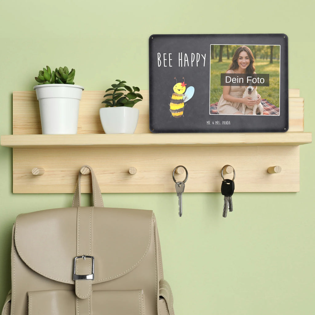Personalisiertes Foto Blechschild Biene Happy Blechschild Wohnzimmer Mit Bild, Dekoschild Metall Mit Foto, Blechschild Mit Fotodruck, Blechschild Für Garten Mit Foto, Blechschild Zum Hinstellen Mit Bild, Lustiges Blechschild Mit Foto, Blechschild Handgemacht Mit Foto, Foto-Blechschild Für Zuhause, Retro Blechschild Mit Bild, Blechschild Küche Mit Foto, Wandschild Mit Foto, Blechschild Für Balkon Mit Wunschbild, Design Blechschild Mit Bild, Blechschild Mit Bild Und Namen, Blechschild Für Männer Mit Foto, Blechschild Mit Wunschfoto, Metallschild Mit Foto, Nostalgieschild Mit Foto, Blechschild Mit Eigenem Bild, Blechschild Für Frauen Mit Bild, Personalisierbares Blechschild Mit Foto, Personalisierte Wanddeko Aus Metall Mit Foto, Blechschild Zum Aufhängen Mit Foto, Vintage Blechschild Mit Wunschfoto, Metallschild Mit Wunschfoto, Blechschild Als Geschenk Mit Bild, Blechschild Für Freunde Mit Wunschfoto, Türschild Mit Bild, Blechschild Mit Foto, Spruchschild Mit Foto, Hummel, Wespe, Biene