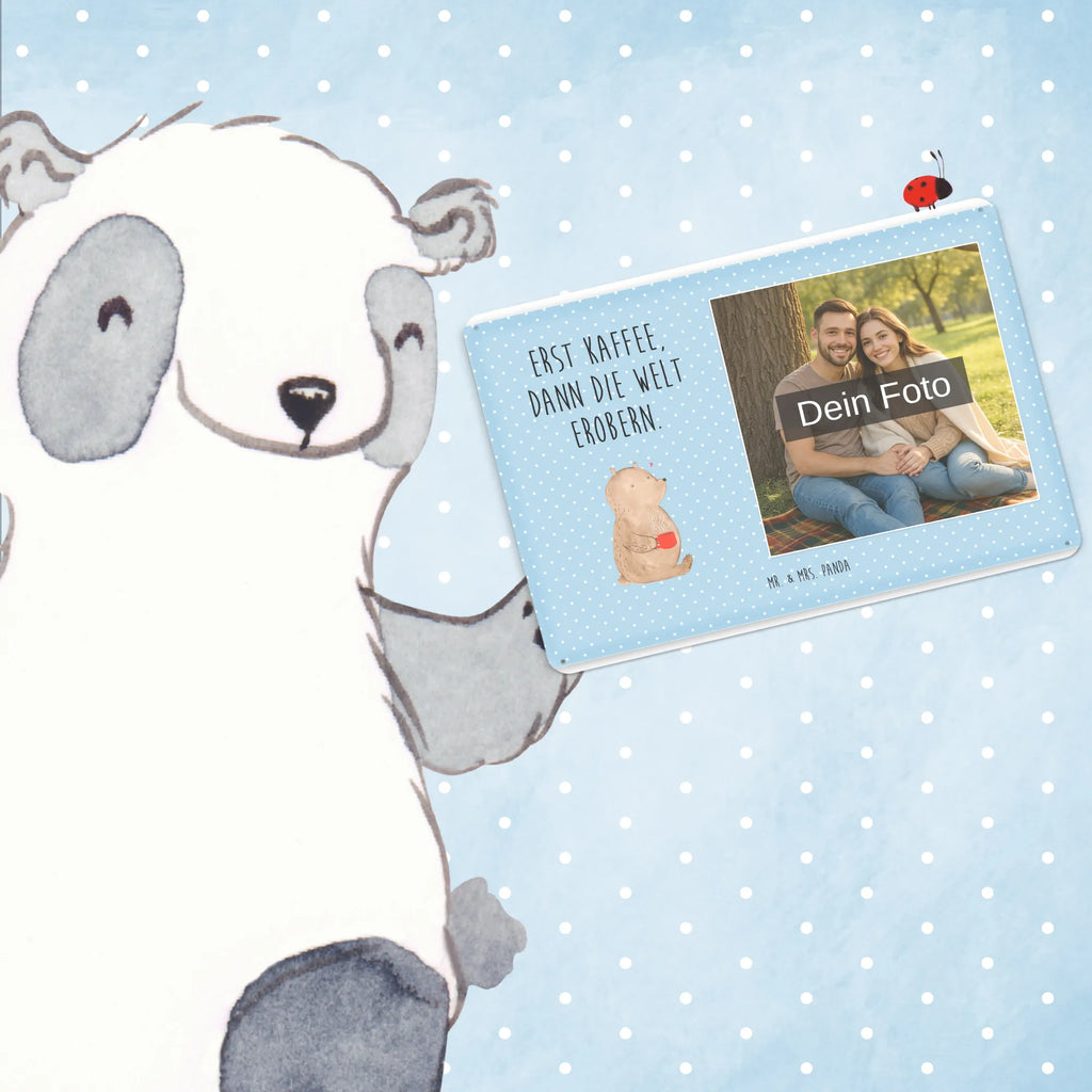 Personalisiertes Foto Blechschild Bär Kaffee Design Blechschild Mit Bild, Blechschild Küche Mit Foto, Blechschild Mit Fotodruck, Blechschild Für Männer Mit Foto, Blechschild Wohnzimmer Mit Bild, Wandschild Mit Foto, Blechschild Als Geschenk Mit Bild, Türschild Mit Bild, Blechschild Für Garten Mit Foto, Blechschild Für Frauen Mit Bild, Blechschild Für Freunde Mit Wunschfoto, Dekoschild Metall Mit Foto, Metallschild Mit Foto, Blechschild Mit Eigenem Bild, Lustiges Blechschild Mit Foto, Metallschild Mit Wunschfoto, Nostalgieschild Mit Foto, Vintage Blechschild Mit Wunschfoto, Foto-Blechschild Für Zuhause, Blechschild Für Balkon Mit Wunschbild, Blechschild Handgemacht Mit Foto, Blechschild Mit Wunschfoto, Blechschild Zum Aufhängen Mit Foto, Blechschild Zum Hinstellen Mit Bild, Personalisierte Wanddeko Aus Metall Mit Foto, Blechschild Mit Foto, Retro Blechschild Mit Bild, Blechschild Mit Bild Und Namen, Spruchschild Mit Foto, Personalisierbares Blechschild Mit Foto, Bär, Teddy, Teddybär, Bären, Morgenroutine, Welt retten, guten Morgen, Motivation, Coffee, Welt erobern, Kaffee