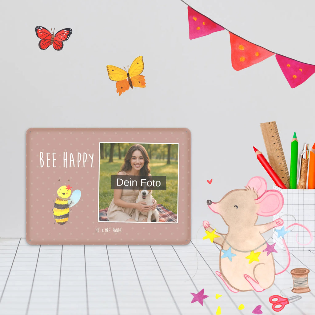 Personalisiertes Foto Blechschild Biene Happy Blechschild Wohnzimmer Mit Bild, Dekoschild Metall Mit Foto, Blechschild Mit Fotodruck, Blechschild Für Garten Mit Foto, Blechschild Zum Hinstellen Mit Bild, Lustiges Blechschild Mit Foto, Blechschild Handgemacht Mit Foto, Foto-Blechschild Für Zuhause, Retro Blechschild Mit Bild, Blechschild Küche Mit Foto, Wandschild Mit Foto, Blechschild Für Balkon Mit Wunschbild, Design Blechschild Mit Bild, Blechschild Mit Bild Und Namen, Blechschild Für Männer Mit Foto, Blechschild Mit Wunschfoto, Metallschild Mit Foto, Nostalgieschild Mit Foto, Blechschild Mit Eigenem Bild, Blechschild Für Frauen Mit Bild, Personalisierbares Blechschild Mit Foto, Personalisierte Wanddeko Aus Metall Mit Foto, Blechschild Zum Aufhängen Mit Foto, Vintage Blechschild Mit Wunschfoto, Metallschild Mit Wunschfoto, Blechschild Als Geschenk Mit Bild, Blechschild Für Freunde Mit Wunschfoto, Türschild Mit Bild, Blechschild Mit Foto, Spruchschild Mit Foto, Hummel, Wespe, Biene