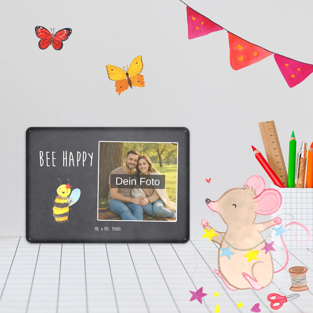 Personalisiertes Foto Blechschild Biene Happy Blechschild Wohnzimmer Mit Bild, Dekoschild Metall Mit Foto, Blechschild Mit Fotodruck, Blechschild Für Garten Mit Foto, Blechschild Zum Hinstellen Mit Bild, Lustiges Blechschild Mit Foto, Blechschild Handgemacht Mit Foto, Foto-Blechschild Für Zuhause, Retro Blechschild Mit Bild, Blechschild Küche Mit Foto, Wandschild Mit Foto, Blechschild Für Balkon Mit Wunschbild, Design Blechschild Mit Bild, Blechschild Mit Bild Und Namen, Blechschild Für Männer Mit Foto, Blechschild Mit Wunschfoto, Metallschild Mit Foto, Nostalgieschild Mit Foto, Blechschild Mit Eigenem Bild, Blechschild Für Frauen Mit Bild, Personalisierbares Blechschild Mit Foto, Personalisierte Wanddeko Aus Metall Mit Foto, Blechschild Zum Aufhängen Mit Foto, Vintage Blechschild Mit Wunschfoto, Metallschild Mit Wunschfoto, Blechschild Als Geschenk Mit Bild, Blechschild Für Freunde Mit Wunschfoto, Türschild Mit Bild, Blechschild Mit Foto, Spruchschild Mit Foto, Hummel, Wespe, Biene