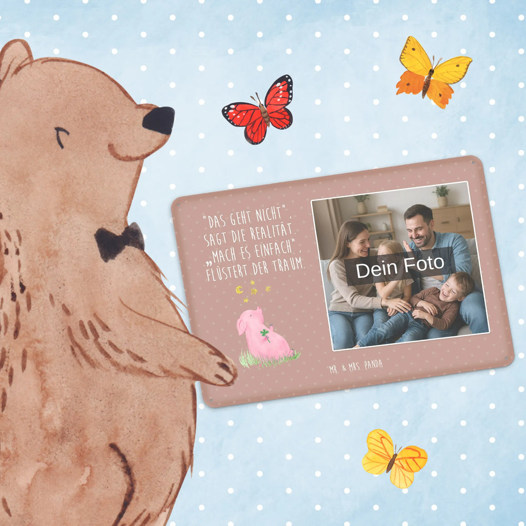 Personalisiertes Foto Blechschild Schwein Glück Blechschild Mit Wunschfoto, Blechschild Für Garten Mit Foto, Blechschild Handgemacht Mit Foto, Personalisierte Wanddeko Aus Metall Mit Foto, Blechschild Mit Foto, Blechschild Für Frauen Mit Bild, Vintage Blechschild Mit Wunschfoto, Nostalgieschild Mit Foto, Metallschild Mit Foto, Blechschild Für Freunde Mit Wunschfoto, Blechschild Mit Bild Und Namen, Metallschild Mit Wunschfoto, Blechschild Zum Hinstellen Mit Bild, Blechschild Küche Mit Foto, Blechschild Als Geschenk Mit Bild, Design Blechschild Mit Bild, Spruchschild Mit Foto, Türschild Mit Bild, Wandschild Mit Foto, Foto-Blechschild Für Zuhause, Personalisierbares Blechschild Mit Foto, Dekoschild Metall Mit Foto, Retro Blechschild Mit Bild, Blechschild Wohnzimmer Mit Bild, Blechschild Zum Aufhängen Mit Foto, Lustiges Blechschild Mit Foto, Blechschild Für Männer Mit Foto, Blechschild Für Balkon Mit Wunschbild, Blechschild Mit Fotodruck, Blechschild Mit Eigenem Bild, Tiermotive, Gute Laune, lustige Sprüche, Tiere, Motivation, Glücksbringer, Sterne, Schweinchen, Träume, Ziele, Sernchen, Schwein, Glücksschwein. Glück