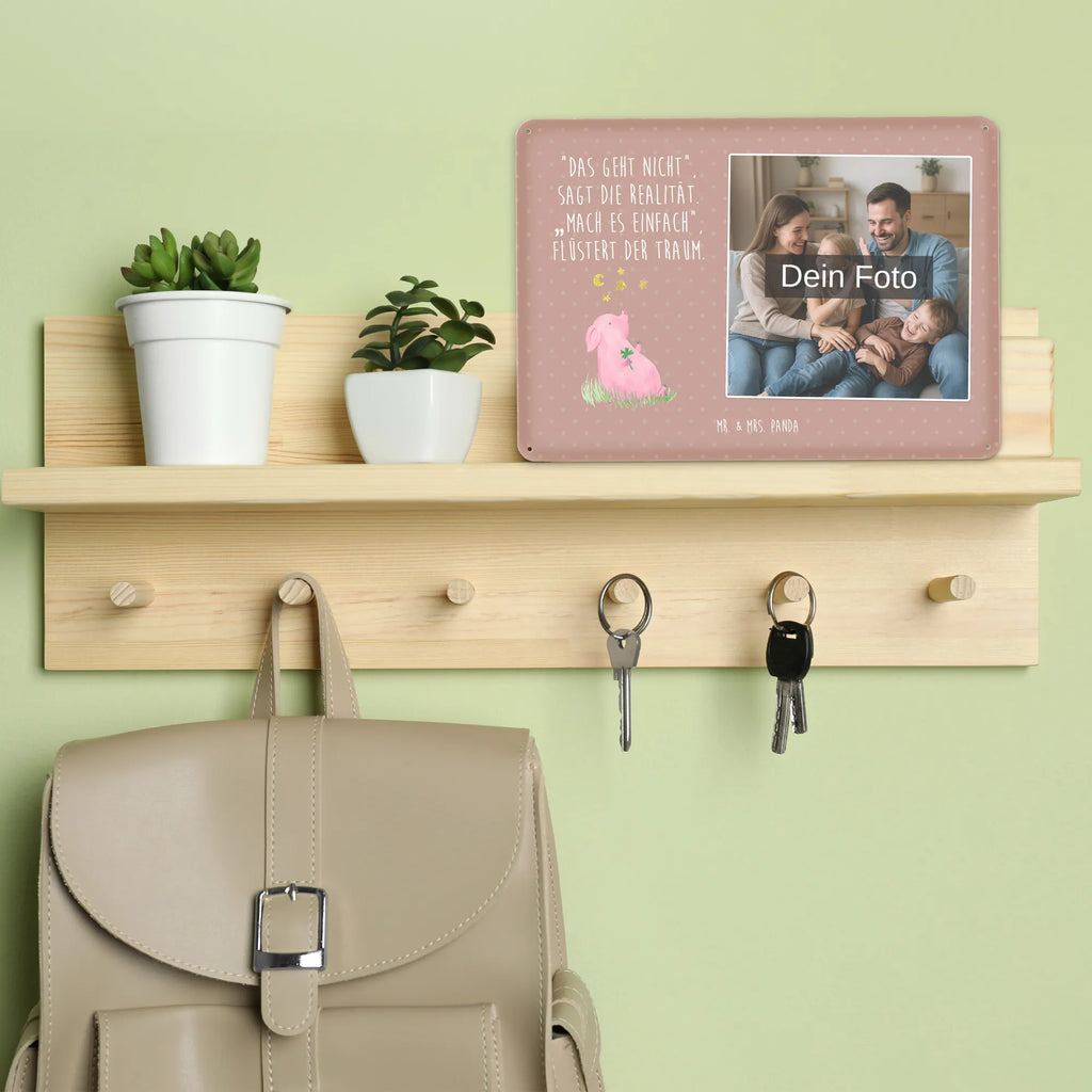 Personalisiertes Foto Blechschild Schwein Glück Blechschild Mit Wunschfoto, Blechschild Für Garten Mit Foto, Blechschild Handgemacht Mit Foto, Personalisierte Wanddeko Aus Metall Mit Foto, Blechschild Mit Foto, Blechschild Für Frauen Mit Bild, Vintage Blechschild Mit Wunschfoto, Nostalgieschild Mit Foto, Metallschild Mit Foto, Blechschild Für Freunde Mit Wunschfoto, Blechschild Mit Bild Und Namen, Metallschild Mit Wunschfoto, Blechschild Zum Hinstellen Mit Bild, Blechschild Küche Mit Foto, Blechschild Als Geschenk Mit Bild, Design Blechschild Mit Bild, Spruchschild Mit Foto, Türschild Mit Bild, Wandschild Mit Foto, Foto-Blechschild Für Zuhause, Personalisierbares Blechschild Mit Foto, Dekoschild Metall Mit Foto, Retro Blechschild Mit Bild, Blechschild Wohnzimmer Mit Bild, Blechschild Zum Aufhängen Mit Foto, Lustiges Blechschild Mit Foto, Blechschild Für Männer Mit Foto, Blechschild Für Balkon Mit Wunschbild, Blechschild Mit Fotodruck, Blechschild Mit Eigenem Bild, Tiermotive, Gute Laune, lustige Sprüche, Tiere, Motivation, Glücksbringer, Sterne, Schweinchen, Träume, Ziele, Sernchen, Schwein, Glücksschwein. Glück