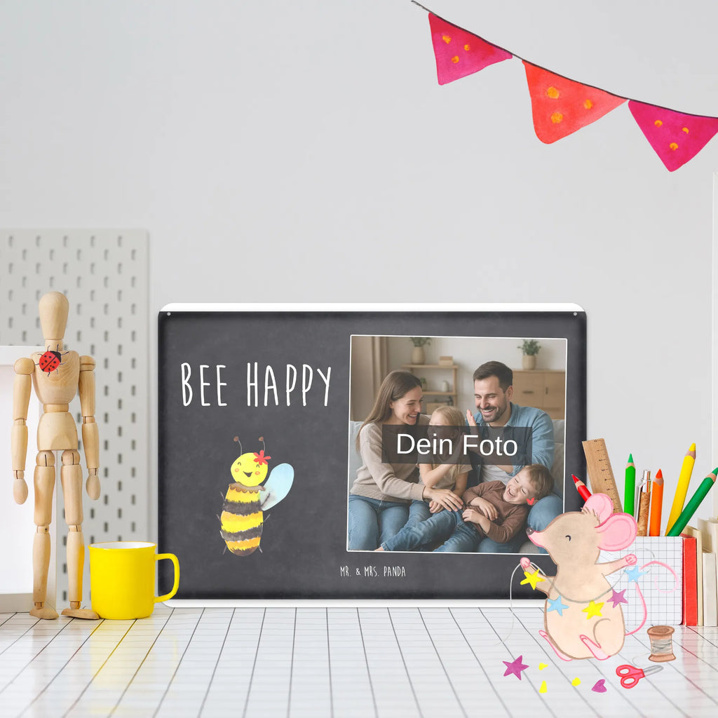 Personalisiertes Foto Blechschild Biene Happy Blechschild Wohnzimmer Mit Bild, Dekoschild Metall Mit Foto, Blechschild Mit Fotodruck, Blechschild Für Garten Mit Foto, Blechschild Zum Hinstellen Mit Bild, Lustiges Blechschild Mit Foto, Blechschild Handgemacht Mit Foto, Foto-Blechschild Für Zuhause, Retro Blechschild Mit Bild, Blechschild Küche Mit Foto, Wandschild Mit Foto, Blechschild Für Balkon Mit Wunschbild, Design Blechschild Mit Bild, Blechschild Mit Bild Und Namen, Blechschild Für Männer Mit Foto, Blechschild Mit Wunschfoto, Metallschild Mit Foto, Nostalgieschild Mit Foto, Blechschild Mit Eigenem Bild, Blechschild Für Frauen Mit Bild, Personalisierbares Blechschild Mit Foto, Personalisierte Wanddeko Aus Metall Mit Foto, Blechschild Zum Aufhängen Mit Foto, Vintage Blechschild Mit Wunschfoto, Metallschild Mit Wunschfoto, Blechschild Als Geschenk Mit Bild, Blechschild Für Freunde Mit Wunschfoto, Türschild Mit Bild, Blechschild Mit Foto, Spruchschild Mit Foto, Hummel, Wespe, Biene