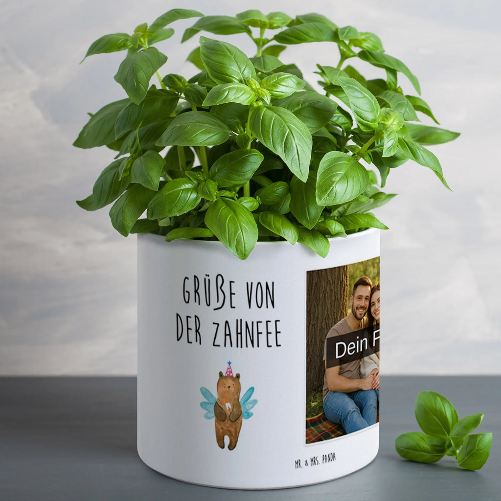 Personalisierter Foto XL Blumentopf Bär Zahnfee Blumentopf Groß Mit Familienfoto, Großer Blumentopf Mit Bild Und Wunschtext, XL Pflanztopf Für Mama Mit Foto, Blumentopf Groß Selbst Gestalten Mit Foto, Kunststoffblumentopf Groß Mit Wunschfoto, Übertopf XL Mit Wunschfoto, XL Übertopf Für Balkon Mit Wunschbild, Großer Blumentopf Mit Wunschfoto, Pflanzkübel Groß Mit Eigenem Foto, Fotogeschenk XL Blumentopf, Beton Pflanzgefäß XL Mit Fotodruck, Blumentopf Extra Groß Mit Fotodruck, Personalisierter XL Blumentopf Mit Foto, Blumentopf Aus Keramik XL Mit Foto, XL Blumentopf Mit Kinderfoto, Dekotopf Groß Mit Wunschbild, Blumentopf Terrasse Groß Mit Foto, Pflanztopf Groß Mit Bild, Personalisierter Pflanzkübel Groß Mit Bild, Blumentopf Für Garten Mit Bild, Pflanzgefäß XL Mit Foto Und Namen, XL Blumentopf Für Hochzeit Mit Bild, XL Blumentopf Mit Foto, Blumentopf Groß Mit Haustierfoto, Großer Blumentopf Mit Lieblingsfoto, Geschenk Blumentopf Groß Mit Foto, XL Blumentopf Für Wohnzimmer Mit Foto, Bär, Teddy, Teddybär, Zahnfee, Fee, Erster Zahn, Milchzahn