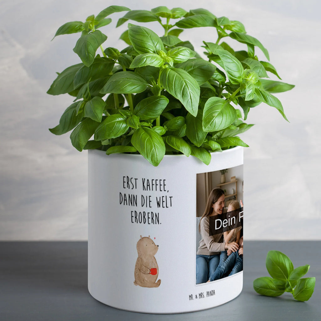 Personalisierter Foto XL Blumentopf Bär Kaffee Dekotopf Groß Mit Wunschbild, XL Pflanztopf Für Mama Mit Foto, Großer Blumentopf Mit Lieblingsfoto, Großer Blumentopf Mit Wunschfoto, Blumentopf Groß Mit Haustierfoto, XL Blumentopf Für Wohnzimmer Mit Foto, Beton Pflanzgefäß XL Mit Fotodruck, Großer Blumentopf Mit Bild Und Wunschtext, Personalisierter Pflanzkübel Groß Mit Bild, Personalisierter XL Blumentopf Mit Foto, Kunststoffblumentopf Groß Mit Wunschfoto, XL Blumentopf Für Hochzeit Mit Bild, XL Blumentopf Mit Foto, XL Blumentopf Mit Kinderfoto, Übertopf XL Mit Wunschfoto, Blumentopf Groß Selbst Gestalten Mit Foto, Pflanztopf Groß Mit Bild, Blumentopf Terrasse Groß Mit Foto, Blumentopf Extra Groß Mit Fotodruck, Pflanzkübel Groß Mit Eigenem Foto, Blumentopf Aus Keramik XL Mit Foto, Geschenk Blumentopf Groß Mit Foto, XL Übertopf Für Balkon Mit Wunschbild, Pflanzgefäß XL Mit Foto Und Namen, Blumentopf Groß Mit Familienfoto, Blumentopf Für Garten Mit Bild, Fotogeschenk XL Blumentopf, Bär, Teddy, Teddybär, Coffee, Kaffee, Morgenroutine, Welt retten, Bären, Welt erobern, guten Morgen, Motivation