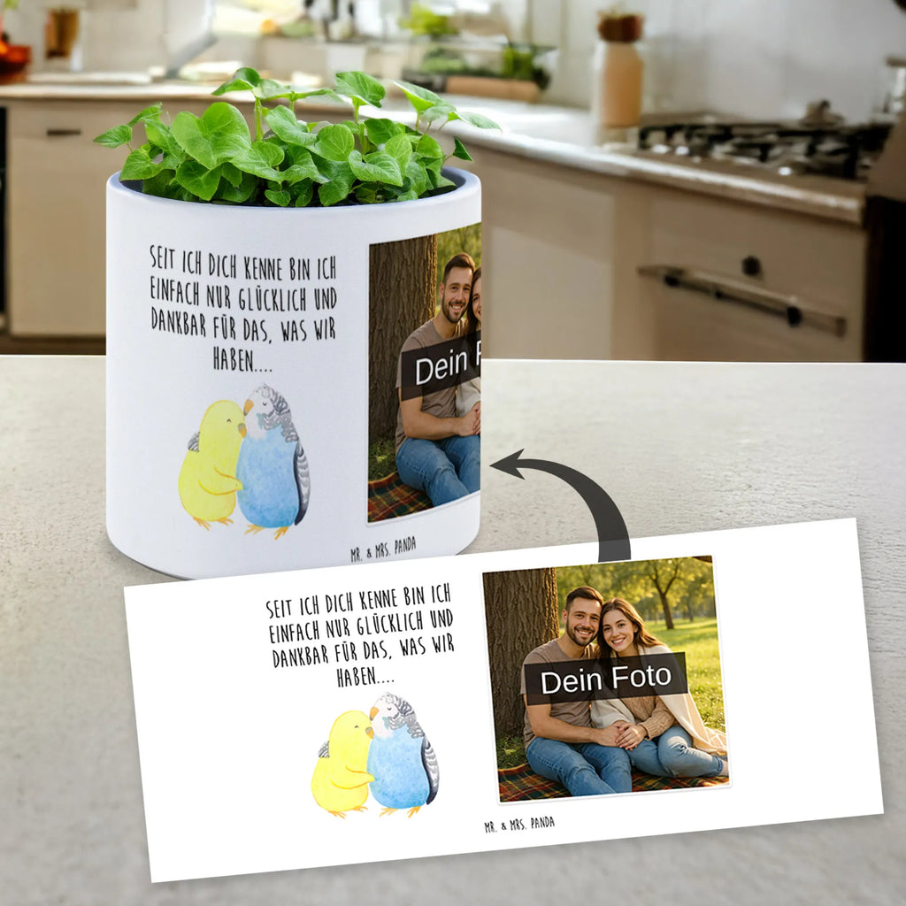 Personalisierter Foto XL Blumentopf Wellensittich Liebe Kunststoffblumentopf Groß Mit Wunschfoto, Beton Pflanzgefäß XL Mit Fotodruck, XL Blumentopf Für Hochzeit Mit Bild, Blumentopf Für Garten Mit Bild, Übertopf XL Mit Wunschfoto, Pflanztopf Groß Mit Bild, Blumentopf Groß Selbst Gestalten Mit Foto, Blumentopf Groß Mit Haustierfoto, Geschenk Blumentopf Groß Mit Foto, XL Blumentopf Mit Foto, XL Pflanztopf Für Mama Mit Foto, Blumentopf Extra Groß Mit Fotodruck, Dekotopf Groß Mit Wunschbild, Pflanzgefäß XL Mit Foto Und Namen, XL Blumentopf Mit Kinderfoto, Großer Blumentopf Mit Wunschfoto, Pflanzkübel Groß Mit Eigenem Foto, Großer Blumentopf Mit Bild Und Wunschtext, Großer Blumentopf Mit Lieblingsfoto, XL Übertopf Für Balkon Mit Wunschbild, Fotogeschenk XL Blumentopf, Blumentopf Groß Mit Familienfoto, Blumentopf Terrasse Groß Mit Foto, XL Blumentopf Für Wohnzimmer Mit Foto, Personalisierter XL Blumentopf Mit Foto, Blumentopf Aus Keramik XL Mit Foto, Personalisierter Pflanzkübel Groß Mit Bild, Liebe, Partner, Freund, Freundin, Ehemann, Ehefrau, Heiraten, Verlobung, Heiratsantrag, Liebesgeschenk, Jahrestag, Hocheitstag, Vertrauen, Vögel, Wellensittich, Nähe, Kuscheln