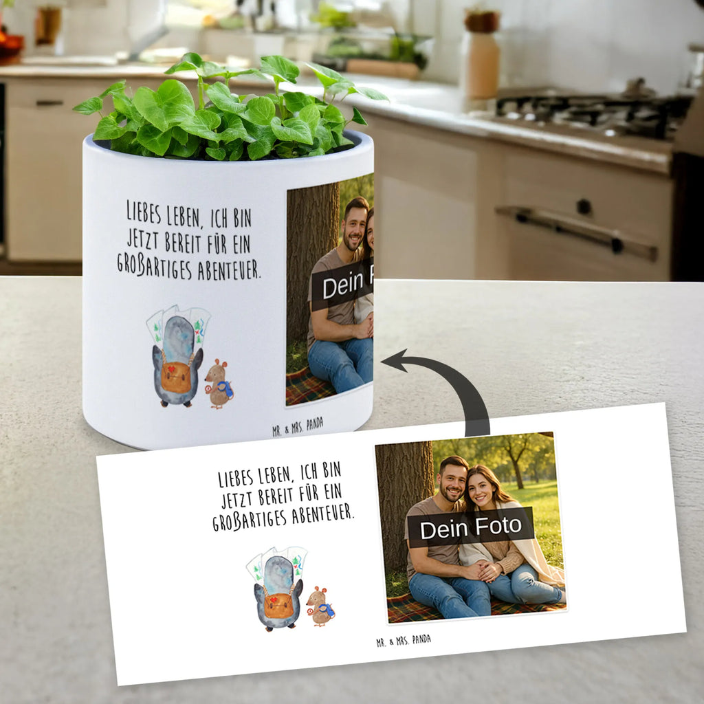 Personalisierter Foto XL Blumentopf Pinguin & Maus Wanderer Großer Blumentopf Mit Lieblingsfoto, Kunststoffblumentopf Groß Mit Wunschfoto, XL Pflanztopf Für Mama Mit Foto, Pflanzkübel Groß Mit Eigenem Foto, Pflanzgefäß XL Mit Foto Und Namen, XL Blumentopf Für Wohnzimmer Mit Foto, XL Blumentopf Mit Kinderfoto, Fotogeschenk XL Blumentopf, Beton Pflanzgefäß XL Mit Fotodruck, Personalisierter Pflanzkübel Groß Mit Bild, Großer Blumentopf Mit Bild Und Wunschtext, Personalisierter XL Blumentopf Mit Foto, Blumentopf Für Garten Mit Bild, Pflanztopf Groß Mit Bild, XL Blumentopf Mit Foto, Großer Blumentopf Mit Wunschfoto, Geschenk Blumentopf Groß Mit Foto, Übertopf XL Mit Wunschfoto, XL Blumentopf Für Hochzeit Mit Bild, Blumentopf Extra Groß Mit Fotodruck, Blumentopf Aus Keramik XL Mit Foto, Blumentopf Groß Selbst Gestalten Mit Foto, XL Übertopf Für Balkon Mit Wunschbild, Blumentopf Terrasse Groß Mit Foto, Dekotopf Groß Mit Wunschbild, Blumentopf Groß Mit Familienfoto, Blumentopf Groß Mit Haustierfoto, Pinguin, Roadtrip, Pinguine, Ausflug, wandern, Wanderlust, Abenteurer, Abenteuer