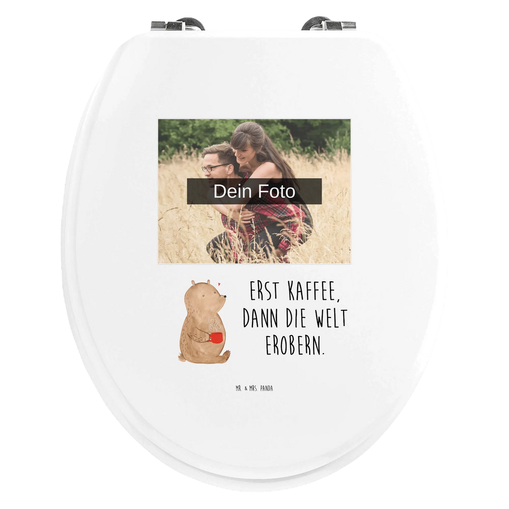 Personalisierter Foto WC Sitz Motiv Bär Kaffee Personalisierter WC-Sitz, Toilettendeckel mit Namen, WC Sitz mit Namen, Personalisierte Klobrille, Personalisierter Klodeckel, Personalisierter Toilettendeckel mit Foto, Bär, Teddy, Teddybär, Morgenroutine, guten Morgen, Welt erobern, Welt retten, Coffee, Bären, Kaffee, Motivation
