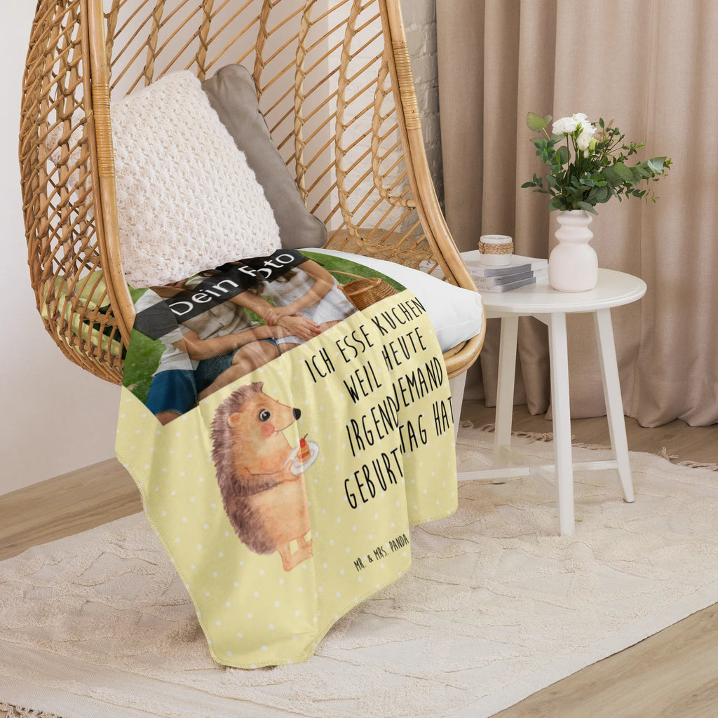 Sherpa Photo Cuddle Blanket Hedgehog piece of cake Foto Kuscheldecke, Tiermotive, Gute Laune, lustige Sprüche, Tiere, Igel, Backen Geschenk, Geburtstagskuchen, Kuchen, Kuchen backen, Einladung Party, Essen Spruch, Torte