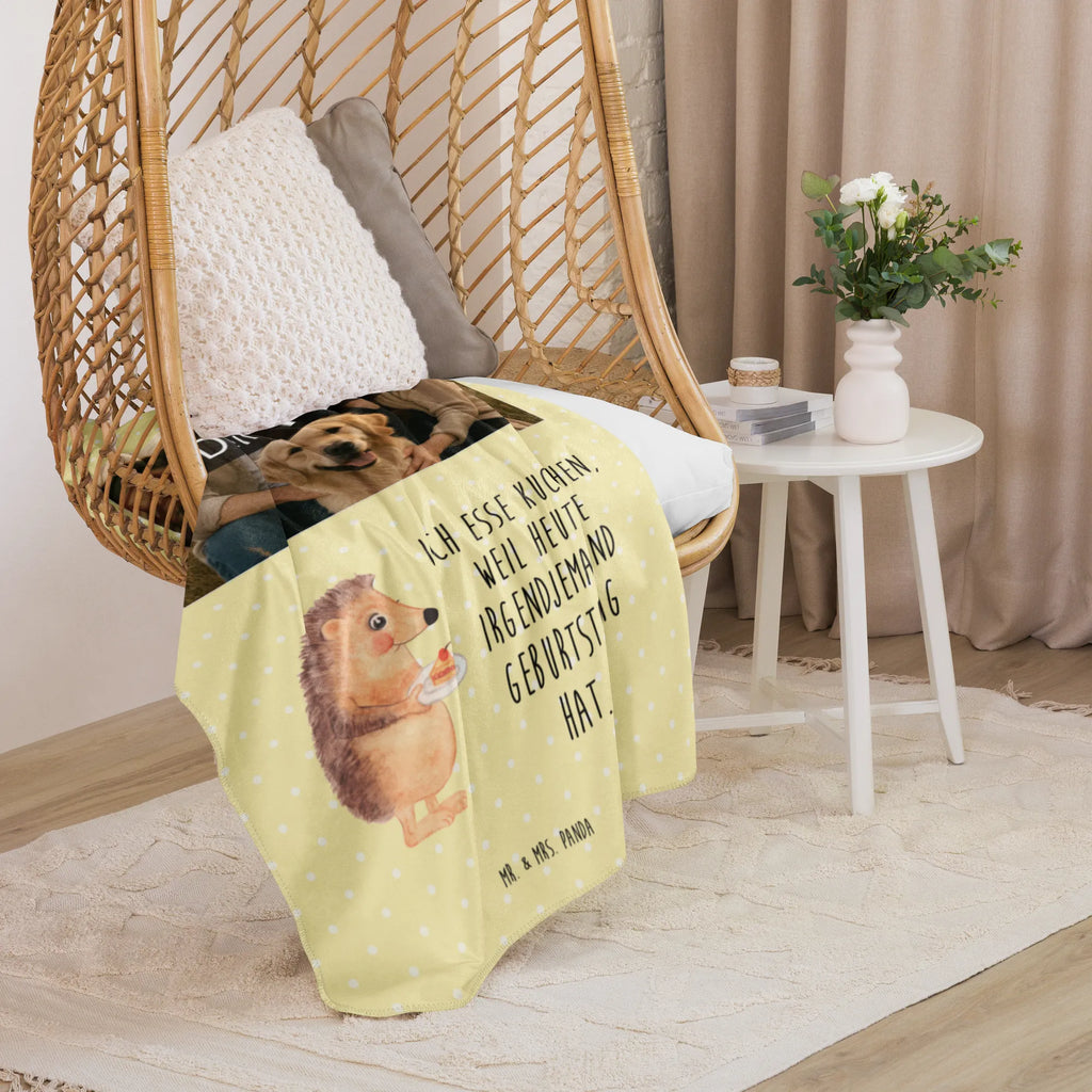 Sherpa Photo Cuddle Blanket Hedgehog piece of cake Foto Kuscheldecke, Tiermotive, Gute Laune, lustige Sprüche, Tiere, Igel, Backen Geschenk, Geburtstagskuchen, Kuchen, Kuchen backen, Einladung Party, Essen Spruch, Torte