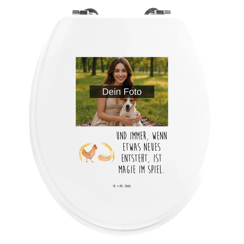 Personalisierter Foto WC Sitz Motiv Huhn Stolz Personalisierter Toilettendeckel mit Foto, Personalisierte Klobrille, Toilettendeckel mit Namen, Personalisierter WC-Sitz, WC Sitz mit Namen, Personalisierter Klodeckel, Bauernhof, Hoftiere, Landwirt, Landwirtin, Magie, Hof, Spruch, Hahn, Hühner, Landleben, Schwangerschaft, Motivation, Geburt, Eier, Henne