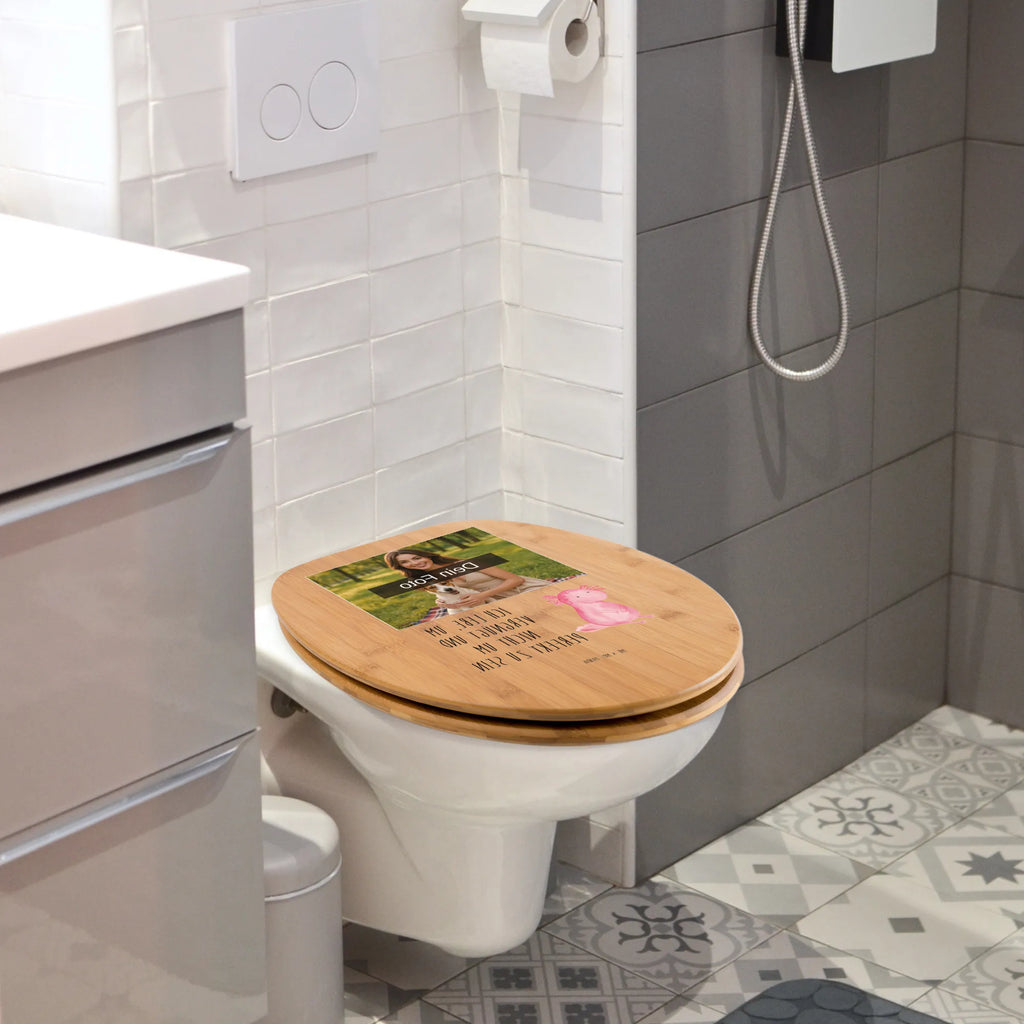 Personalisierter Foto WC Sitz Motiv Axolotl Niedlich Personalisierter WC-Sitz, Personalisierter Toilettendeckel mit Foto, Personalisierter Klodeckel, Toilettendeckel mit Namen, Personalisierte Klobrille, WC Sitz mit Namen, Axolotl, Molch, vergnügt, zufrieden, Lebensweisheit, Weisheit, Lebensstil, fröhlich, Axolot, Liebe, Freundin