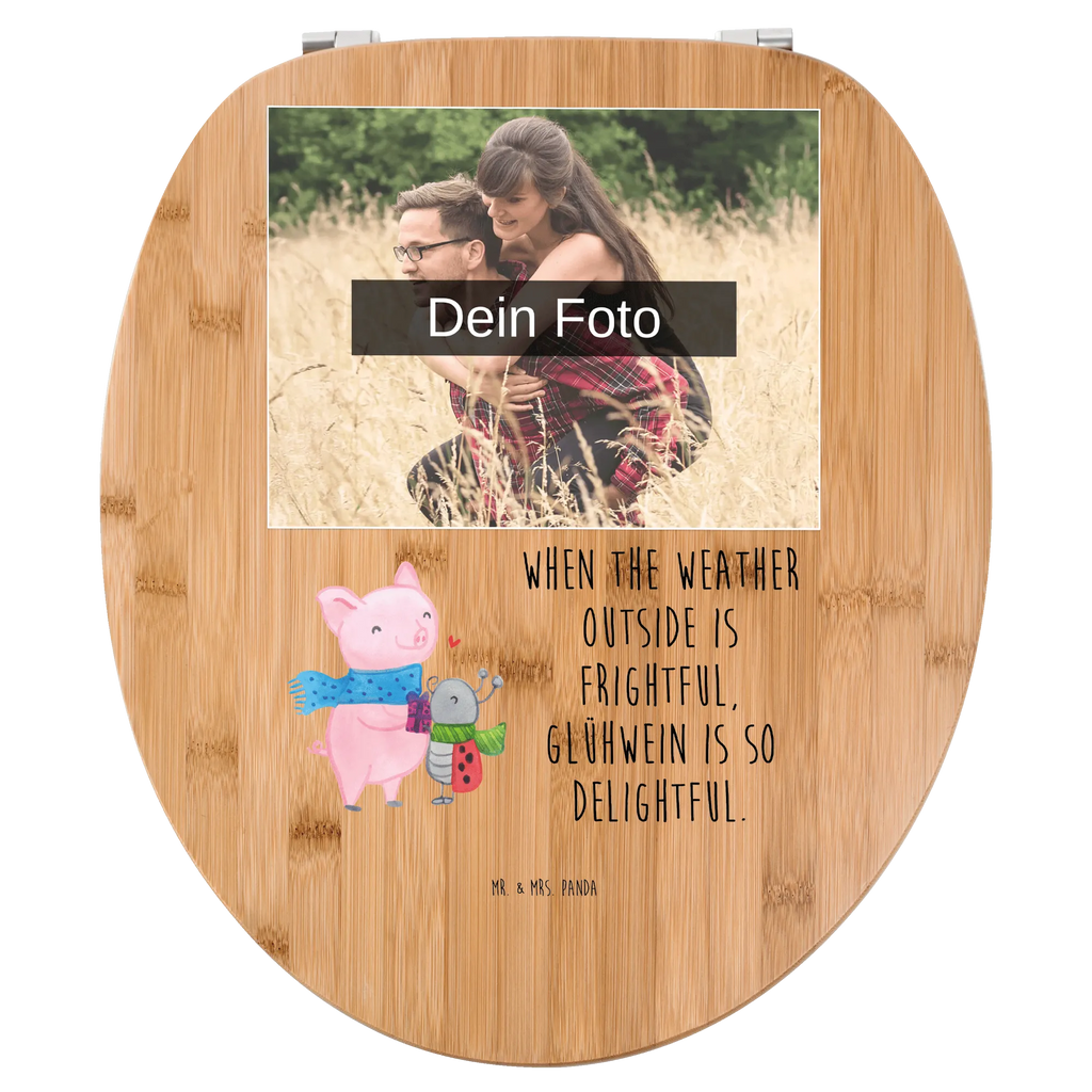 Personalisierter Foto WC Sitz Motiv Glühschwein Smörle Personalisierter WC-Sitz, Toilettendeckel mit Namen, WC Sitz mit Namen, Personalisierte Klobrille, Personalisierter Klodeckel, Personalisierter Toilettendeckel mit Foto, Winter, Weihnachten, Weihnachtsdeko, Nikolaus, Advent, Heiligabend, Wintermotiv, Glühwein ist köstlich Spruch, Glühwein Liebhaber Geschenk, Handgezeichnetes Glühschwein, Romantische Geschenkidee Glühwein, Winterlicher Glühwein Spruch, Marienkäfer in Winterkleidung, Süßer Marienkäfer gibt Geschenk, Smörle der stolze Marienkäfer, Kreatives Glühschwein Design, Herzliches Marienkäfer Motiv