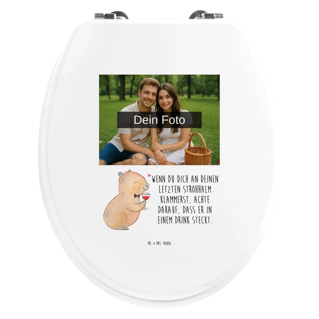 Personalisierter Foto WC Sitz Motiv Capybara Wein Toilettendeckel mit Namen, Personalisierter WC-Sitz, Personalisierter Toilettendeckel mit Foto, Personalisierte Klobrille, Personalisierter Klodeckel, WC Sitz mit Namen, Tiermotive, Gute Laune, lustige Sprüche, Tiere, Geschenk für Weinkenner, Capybara Kunstwerk, Weintrinkendes Nagetier, Heiterer Capybara, Capybara Weinflasche, Adrette Tiere, Panda Handzeichnung, Liebe zum Wein Spruch, Stilvolles Capybara, Weinliebhaber Geschenk, Capybara Zeichnung, Wein Spaßbild, Handgezeichnetes Capybara