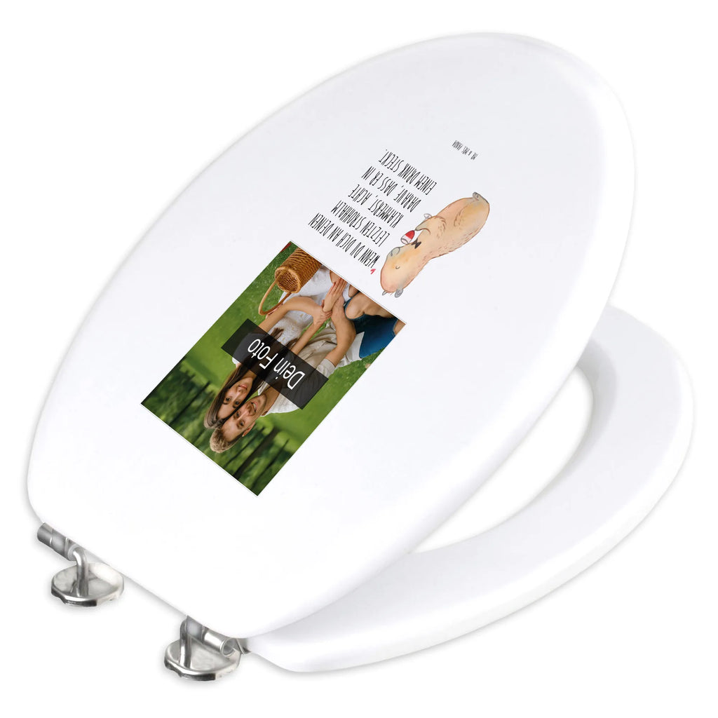 Personalisierter Foto WC Sitz Motiv Capybara Wein Toilettendeckel mit Namen, Personalisierter WC-Sitz, Personalisierter Toilettendeckel mit Foto, Personalisierte Klobrille, Personalisierter Klodeckel, WC Sitz mit Namen, Tiermotive, Gute Laune, lustige Sprüche, Tiere, Geschenk für Weinkenner, Capybara Kunstwerk, Weintrinkendes Nagetier, Heiterer Capybara, Capybara Weinflasche, Adrette Tiere, Panda Handzeichnung, Liebe zum Wein Spruch, Stilvolles Capybara, Weinliebhaber Geschenk, Capybara Zeichnung, Wein Spaßbild, Handgezeichnetes Capybara