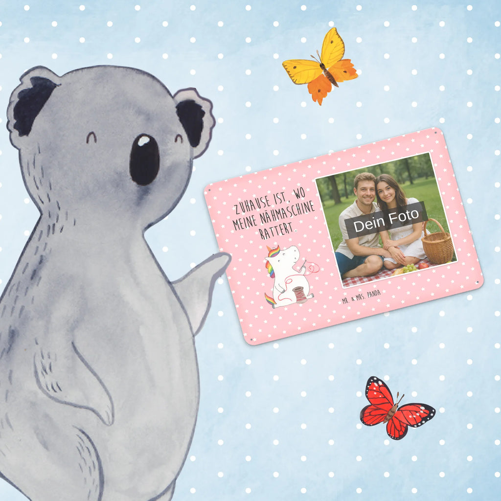 Spersonalizowany metalowy szyld ze zdjęciem Jednorożec krawcowa Blechschild Mit Bild Und Namen, Blechschild Wohnzimmer Mit Bild, Personalisierbares Blechschild Mit Foto, Design Blechschild Mit Bild, Blechschild Für Balkon Mit Wunschbild, Blechschild Für Männer Mit Foto, Retro Blechschild Mit Bild, Spruchschild Mit Foto, Dekoschild Metall Mit Foto, Blechschild Für Freunde Mit Wunschfoto, Blechschild Mit Eigenem Bild, Blechschild Für Frauen Mit Bild, Metallschild Mit Wunschfoto, Blechschild Mit Fotodruck, Foto-Blechschild Für Zuhause, Wandschild Mit Foto, Blechschild Küche Mit Foto, Personalisierte Wanddeko Aus Metall Mit Foto, Blechschild Für Garten Mit Foto, Vintage Blechschild Mit Wunschfoto, Blechschild Mit Foto, Blechschild Handgemacht Mit Foto, Blechschild Zum Hinstellen Mit Bild, Nostalgieschild Mit Foto, Metallschild Mit Foto, Blechschild Mit Wunschfoto, Türschild Mit Bild, Blechschild Als Geschenk Mit Bild, Lustiges Blechschild Mit Foto, Blechschild Zum Aufhängen Mit Foto, Einhorn, Einhörner, Einhorn Deko, Unicorn, Nähzimmer, Näherin, Freundin, nähen, Stricken, basteln, Häkeln, Mädchen