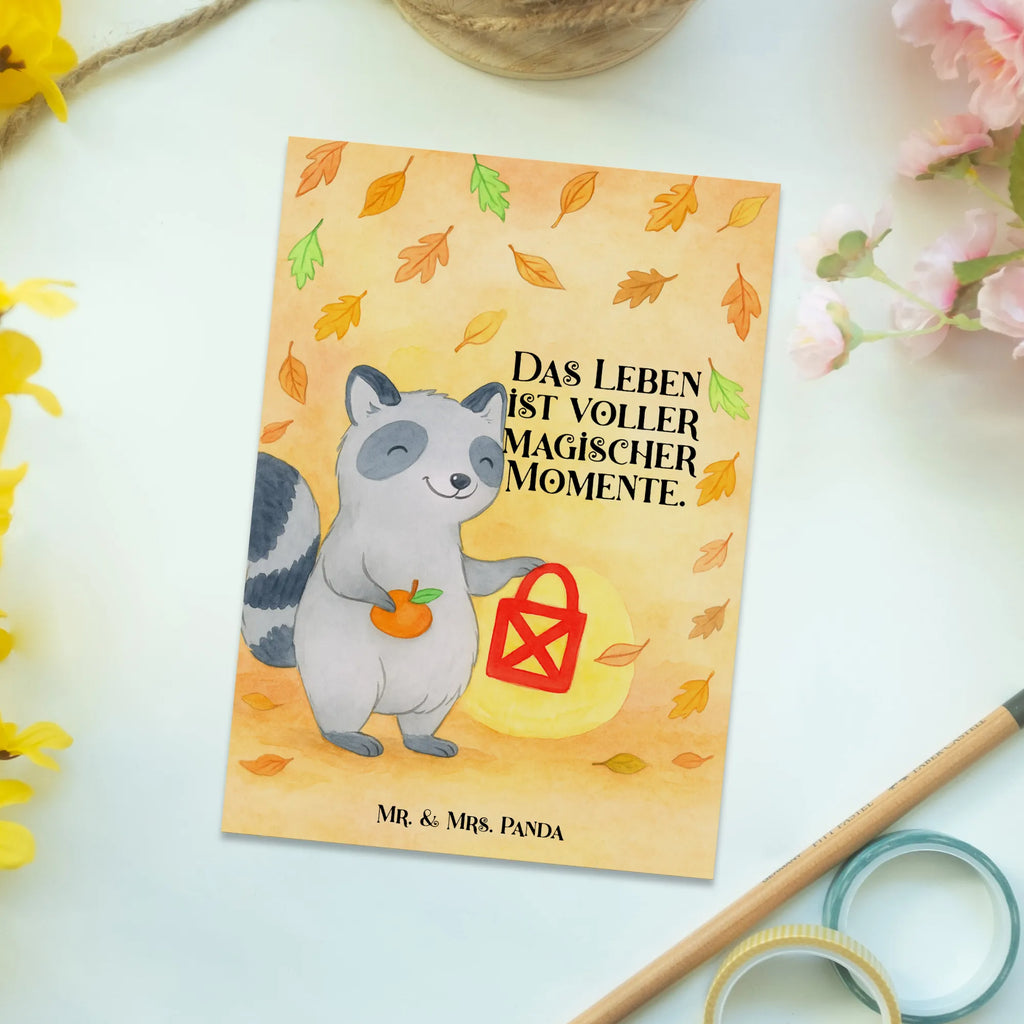 Pocztówka szop pracz latarnia Design Postkarte, Karte, Geschenkkarte, Grußkarte, Einladung, Ansichtskarte, Geburtstagskarte, Einladungskarte, Dankeskarte, Ansichtskarten, Einladung Geburtstag, Einladungskarten Geburtstag, Halloween, Deko, Martinssingen, Dekoration, Geschenke, Schenken, Halloween Deko, Trick or Treat, Süßes sonst gibt's saures, Waschbär, Laterne, Herbst