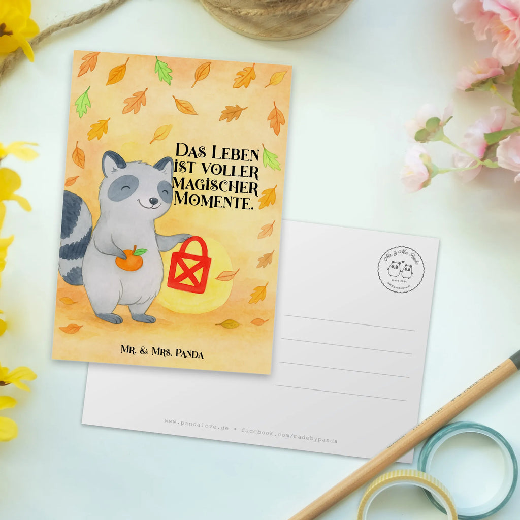 Pocztówka szop pracz latarnia Design Postkarte, Karte, Geschenkkarte, Grußkarte, Einladung, Ansichtskarte, Geburtstagskarte, Einladungskarte, Dankeskarte, Ansichtskarten, Einladung Geburtstag, Einladungskarten Geburtstag, Halloween, Deko, Martinssingen, Dekoration, Geschenke, Schenken, Halloween Deko, Trick or Treat, Süßes sonst gibt's saures, Waschbär, Laterne, Herbst