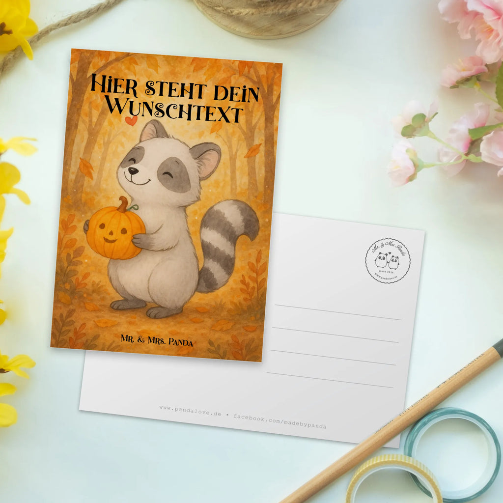 Personalisierte Postkarte Waschbär Kürbis Design Geschenkkarte mit Namen, Grußkarte mit Namen, Ansichtskarte mit Namen, Einladung mit Namen, Grußkarte mit Wunschtext, Karte mit Namen, Postkarte bedrucken, Postkarte personalisierbar, Geschenkkarte mit Wunschtext, Postkarte mit Wunschtext, Karte mit Wunschtext, Ansichtskarte mit Wunschtext, Postkarte mit Namen, Einladung mit Wunschtext, Halloween, Deko, Martinssingen, Dekoration, Geschenke, Schenken, Halloween Deko, Trick or Treat, Süßes sonst gibt's saures, Waschbär, Kürbis