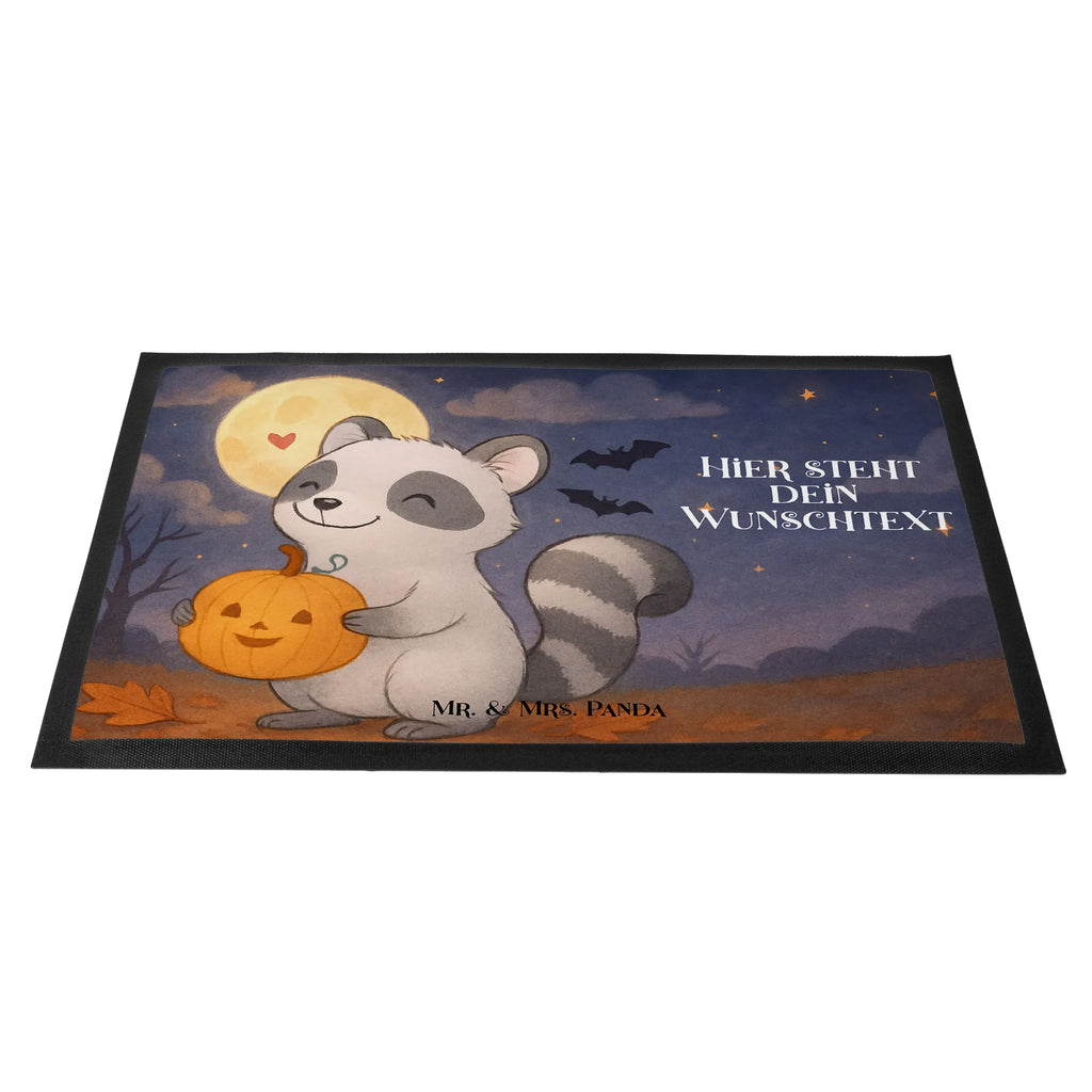 Personalisierte Fußmatte Waschbär Kürbis Design Namensfussmatte, Wunschnamen, Fußmatte bedrucken, Personalisieruung, Türvorleger mit Namen, Haustürmatte personalisiert, Fußmatte mit Namen, Personalisierte Fußmatte, Türvorleger personalisiert, Personalisiert, Bedrucken, Halloween, Deko, Martinssingen, Dekoration, Geschenke, Schenken, Süßes sonst gibt's saures, Trick or Treat, Waschbär, Halloween Deko, Kürbis