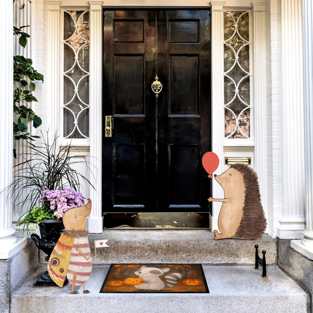 Fußmatte Waschbär Kürbis Design Fussmatten, Fußmatte outdoor, Matte, Fußabtreter außen, Gummimatte, Eingangsteppich, Gummi Matte, Fußmatte außen wetterfest, Fußabstreifer, Haustürmatte, Fußmatte außen, Fußabtreter, Schmutzmatte, Fußabstreifer außen, Fußmatten, Türmatte, Motivfußmatte, Fussmatten online, Schmutzfangmatte, Schmutzfangteppich, Türvorleger, Fußmatte waschbar, Sauberlaufmatte, Schmutzfänger, Schmutzfangmatte waschbar, Vorleger, Fußmatte innen, Halloween, Deko, Martinssingen, Dekoration, Geschenke, Schenken, Waschbär, Kürbis, Halloween Deko, Süßes sonst gibt's saures, Trick or Treat