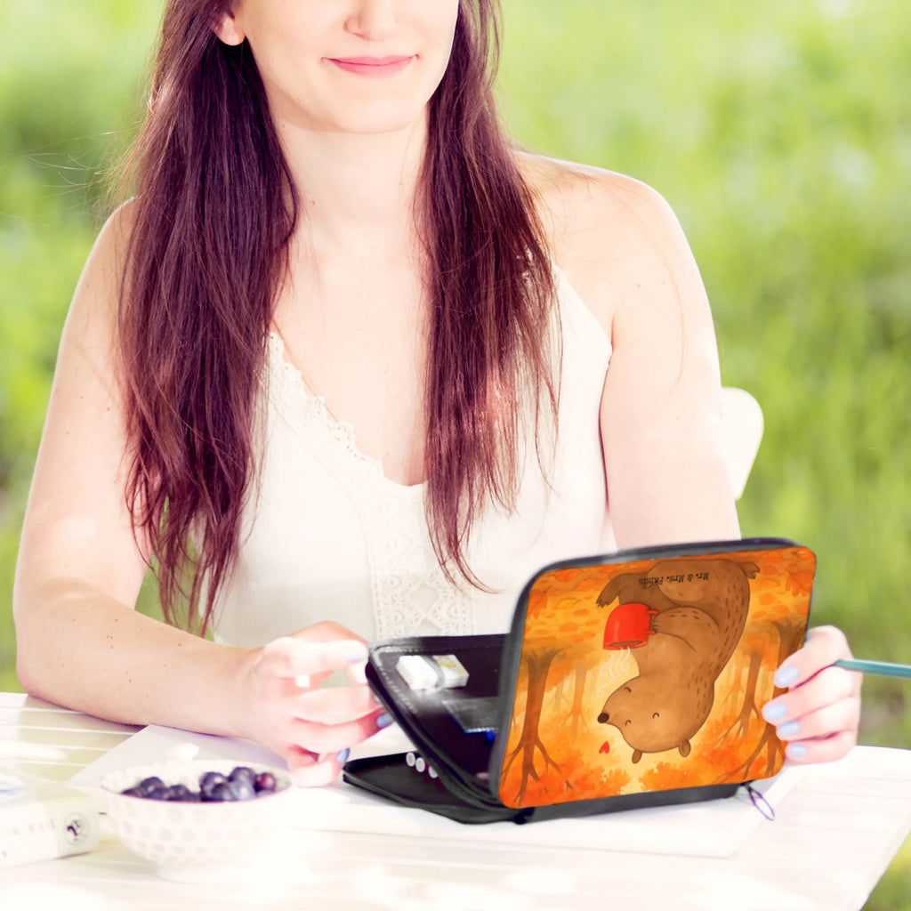 Federmappe Bär Morgenkaffee Design Büro Stifte Etui, Motiv, Grundschule, Einschulung, Kinder Federmappe, Schülerin, Stifterolle, Bestückte Federmappe, Schüler, Stiftetasche, Federmappe, Stifte Etui, Kind, Federmäppchen, Schule, Geschenk, Federmäppchen bedruckt, Federmappe Einschulung, Liebe, Partner, Freund, Freundin, Ehemann, Ehefrau, Heiraten, Verlobung, Heiratsantrag, Liebesgeschenk, Jahrestag, Hocheitstag, Geschenk für Freundin, Geschenk für Partner, Hochzeitstag, Valentinstag, für Männer, Liebesbeweis, Mitbringsel, Geschenk für Frauen, für Ehemann