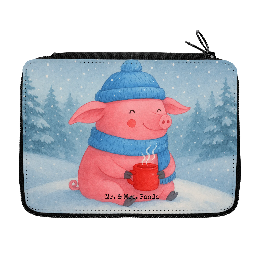 Federmappe Schwein Glühwein Design Federmappe, Stiftetasche, Stifte Etui, Schule, Einschulung, Geschenk, Kind, Schüler, Schülerin, Stifterolle, Federmäppchen, Motiv, Grundschule, Federmäppchen bedruckt, Büro Stifte Etui, Bestückte Federmappe, Kinder Federmappe, Federmappe Einschulung, Winter, Weihnachten, Weihnachtsdeko, Nikolaus, Advent, Heiligabend, Wintermotiv, Glühschwein, Glühwein, Weihnachtsmarkt, Punsch
