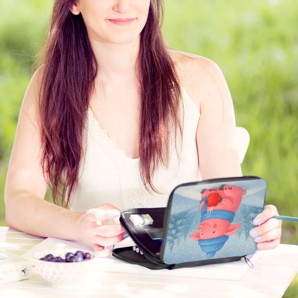 Federmappe Schwein Glühwein Design Federmappe, Stiftetasche, Stifte Etui, Schule, Einschulung, Geschenk, Kind, Schüler, Schülerin, Stifterolle, Federmäppchen, Motiv, Grundschule, Federmäppchen bedruckt, Büro Stifte Etui, Bestückte Federmappe, Kinder Federmappe, Federmappe Einschulung, Winter, Weihnachten, Weihnachtsdeko, Nikolaus, Advent, Heiligabend, Wintermotiv, Glühschwein, Glühwein, Weihnachtsmarkt, Punsch