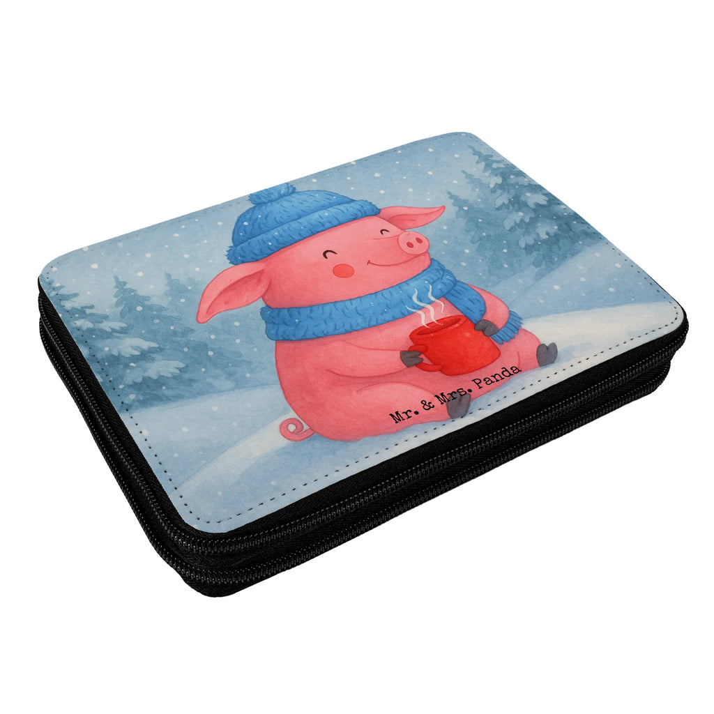 Federmappe Schwein Glühwein Design Federmappe, Stiftetasche, Stifte Etui, Schule, Einschulung, Geschenk, Kind, Schüler, Schülerin, Stifterolle, Federmäppchen, Motiv, Grundschule, Federmäppchen bedruckt, Büro Stifte Etui, Bestückte Federmappe, Kinder Federmappe, Federmappe Einschulung, Winter, Weihnachten, Weihnachtsdeko, Nikolaus, Advent, Heiligabend, Wintermotiv, Glühschwein, Glühwein, Weihnachtsmarkt, Punsch