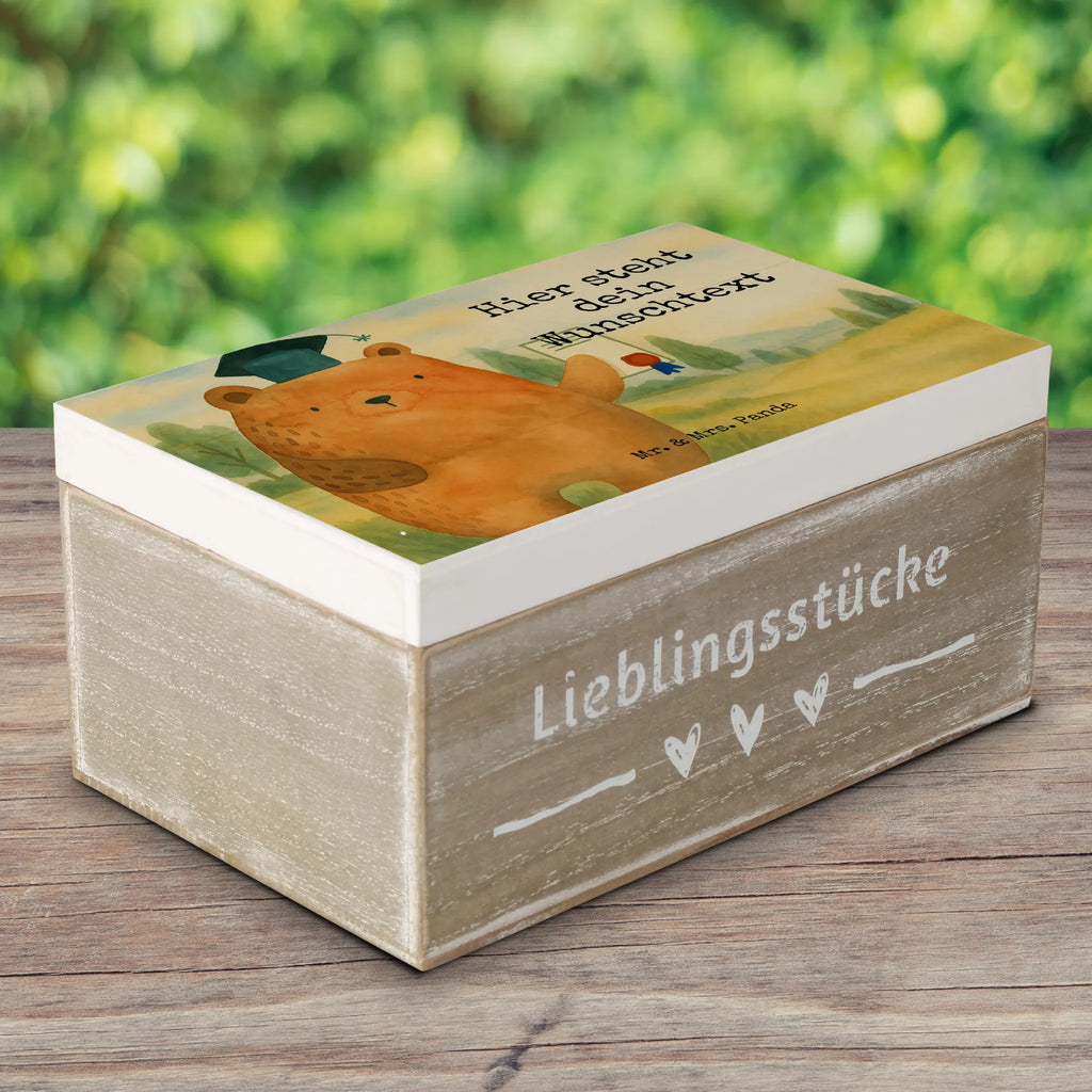 Personalisierte Holzkiste Bär Prüfung Design Dekokiste mit Namen, Erinnerungskiste, Aufbewahrungsbox mit Namen, Erinnerungsbox Personalisiert, Holzkiste Personalisiert, Truhe Personalisiert, Kiste mit Namen, Aufbewahrungsbox Personalisiert, Truhe mit Namen, Kiste Personalisiert, GEschenkdose personalisiert, Schatzkiste Personalisiert, Geschenkbox personalisiert, Erinnerungskiste Personalisiert, Erinnerungsbox mit Namen, mit Namen, Schatzkiste mit Namen, Schatulle Personalisiert, Holzkiste mit Namen, Schatulle mit Namen, Dekokiste Personalisiert, Bär, Teddy, Teddybär, Zeugnis, Abschluss, Prüfung bestanden, Abitur, Prüfungen, Abschlusszeugnis