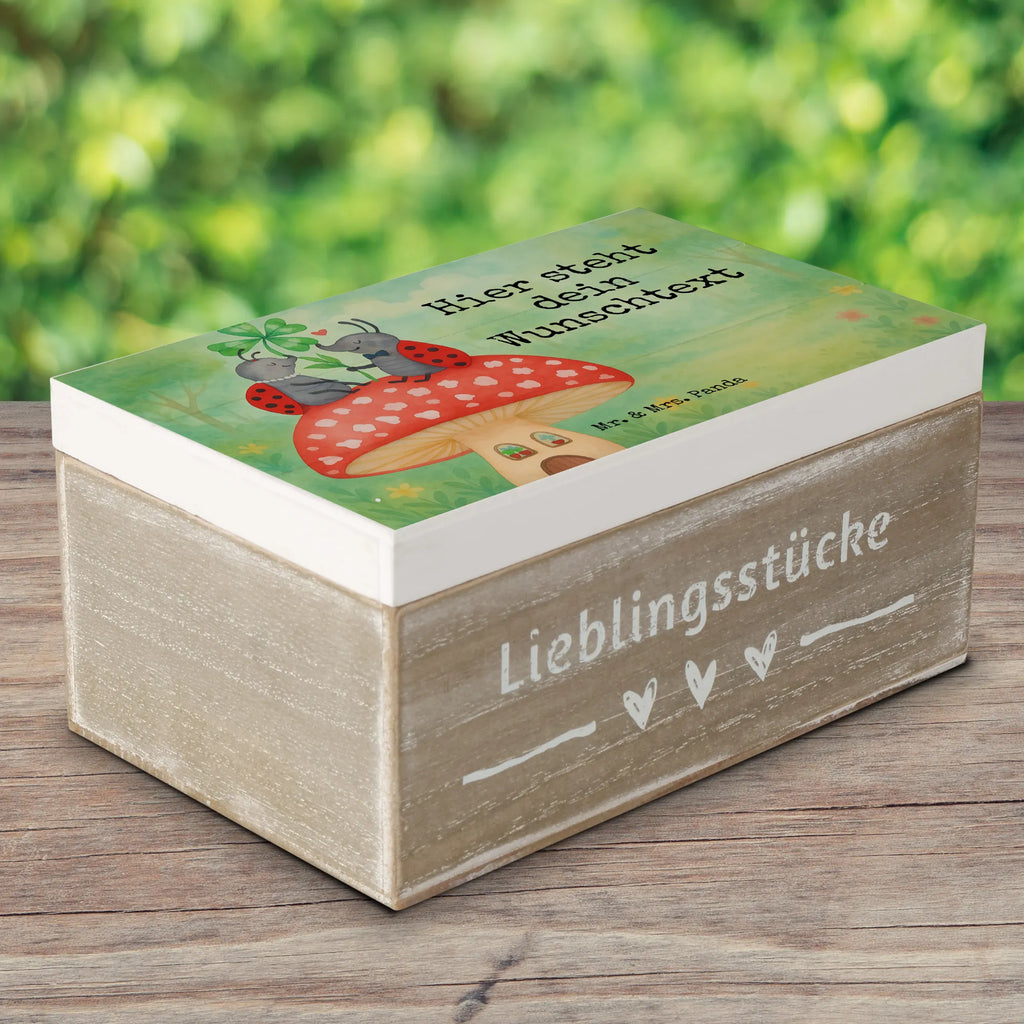 Personalisierte Holzkiste Marienkäfer Fliegenpilz Design Schatulle Personalisiert, Dekokiste Personalisiert, Kiste mit Namen, Erinnerungskiste Personalisiert, Aufbewahrungsbox Personalisiert, Dekokiste mit Namen, Schatulle mit Namen, Aufbewahrungsbox mit Namen, Erinnerungsbox Personalisiert, Truhe Personalisiert, GEschenkdose personalisiert, Holzkiste Personalisiert, Schatzkiste Personalisiert, Holzkiste mit Namen, Geschenkbox personalisiert, Erinnerungskiste, Schatzkiste mit Namen, Truhe mit Namen, mit Namen, Kiste Personalisiert, Erinnerungsbox mit Namen, Tiermotive, Gute Laune, lustige Sprüche, Tiere, Fliegenpilz, Marienkäfer, Haus, Fleigenpilzhaus, zuhause, Wohnung