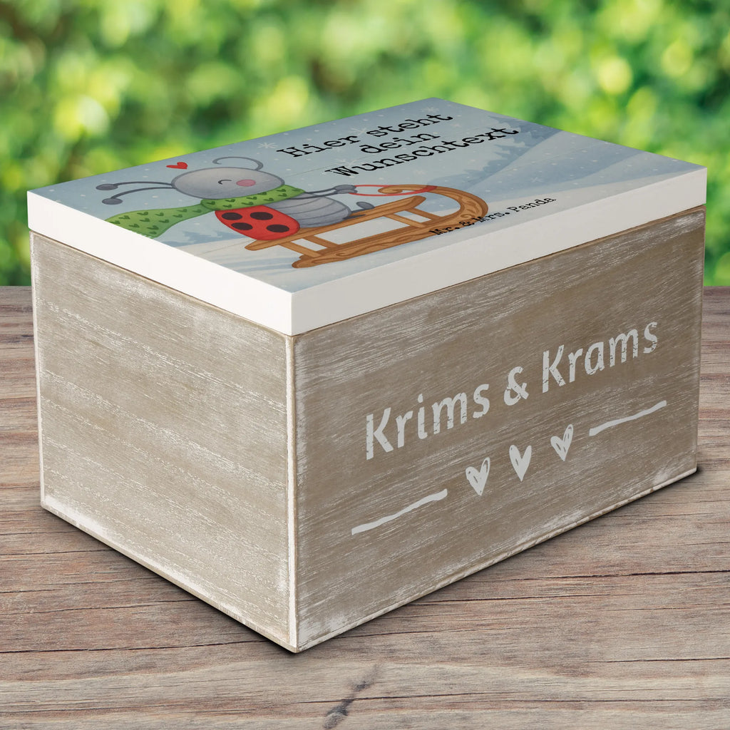 Personalisierte Holzkiste Smörle Rodeln Design Erinnerungsbox mit Namen, Holzkiste Personalisiert, mit Namen, Erinnerungskiste Personalisiert, Schatzkiste Personalisiert, Geschenkbox personalisiert, Dekokiste Personalisiert, Erinnerungsbox Personalisiert, Dekokiste mit Namen, GEschenkdose personalisiert, Truhe mit Namen, Schatulle mit Namen, Erinnerungskiste, Holzkiste mit Namen, Schatzkiste mit Namen, Aufbewahrungsbox Personalisiert, Aufbewahrungsbox mit Namen, Truhe Personalisiert, Schatulle Personalisiert, Kiste mit Namen, Kiste Personalisiert, Winter, Weihnachten, Weihnachtsdeko, Nikolaus, Advent, Heiligabend, Wintermotiv, Marzipan, Schlittenfahren, Smörle